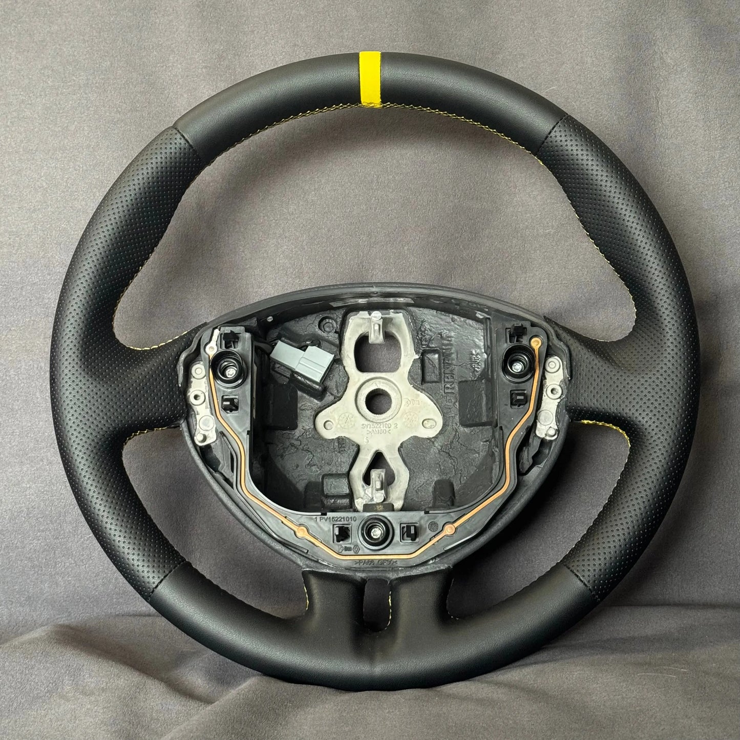 Volant Renault Clio 3 RS cuir et cuir perforé - surpiqûres jaunes et centreur jaune STL Performance