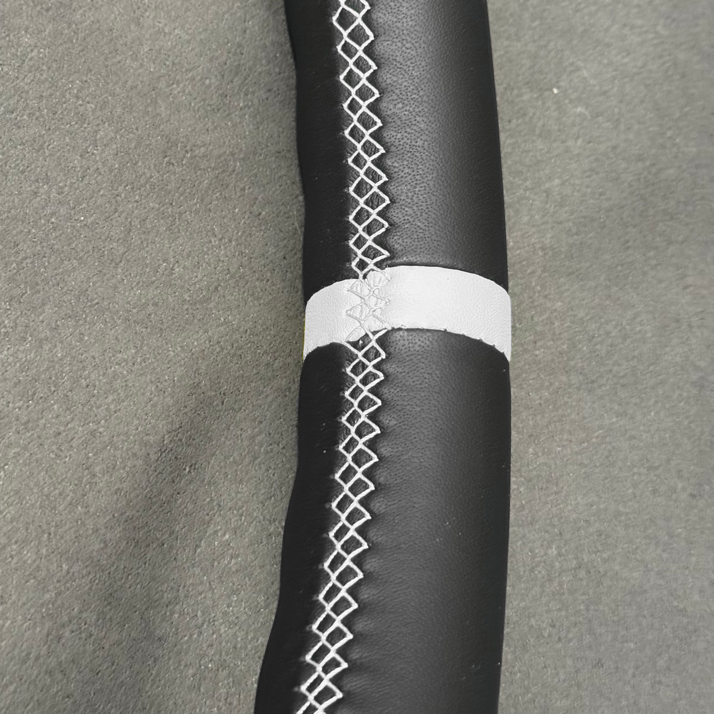 Volant cuir Clio 3 RS - centreur et surpiqûres blanches STL Performance