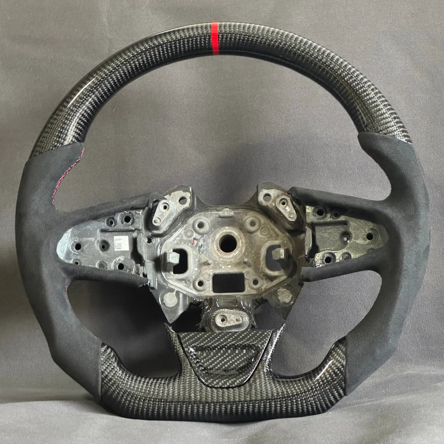 Volant Renault Megane 4 RS carbone et alcantara - surpiqûres rouges et centreur rouge STL Performance