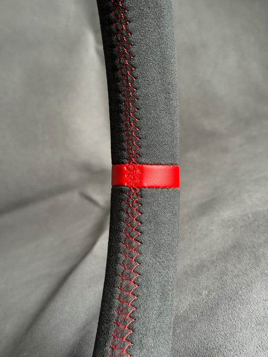 Volant alcantara Megane 3 RS - centreur & surpiqûres rouges STL Performance