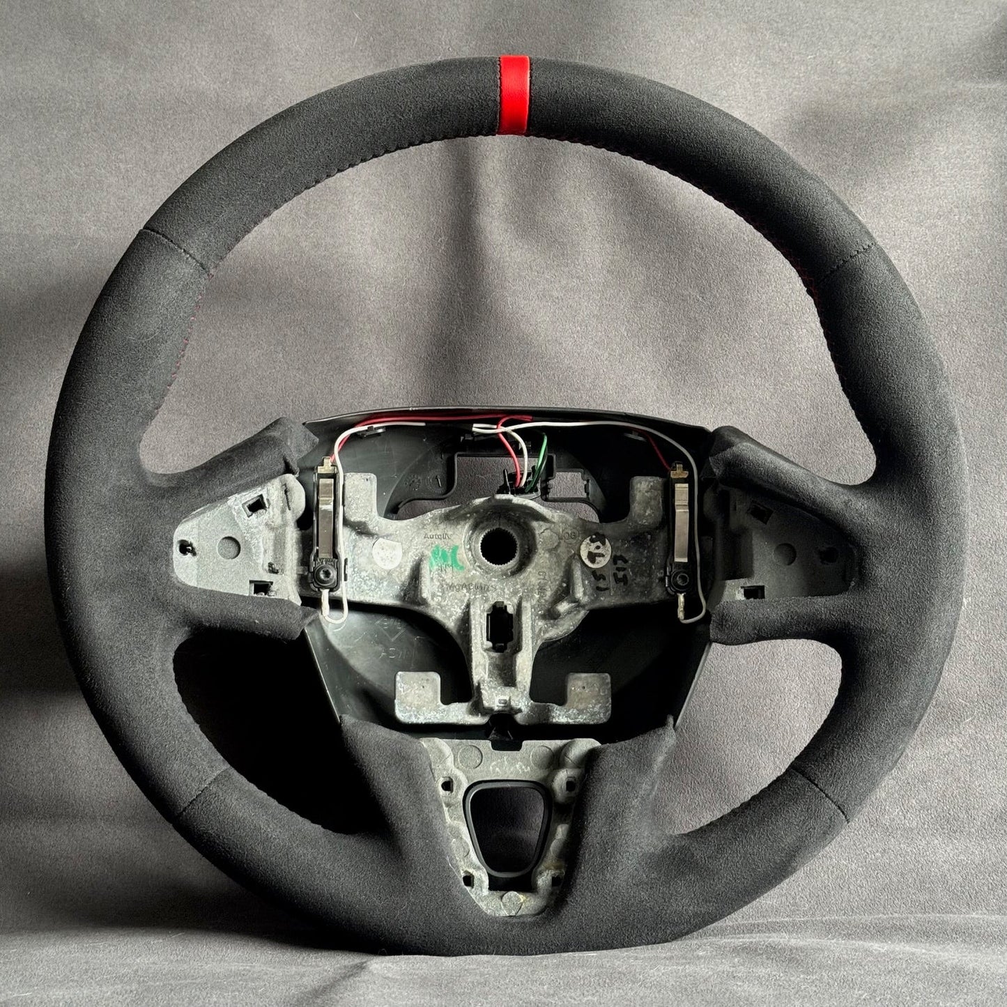 Volant alcantara Megane 3 RS - centreur & surpiqûres rouges STL Performance