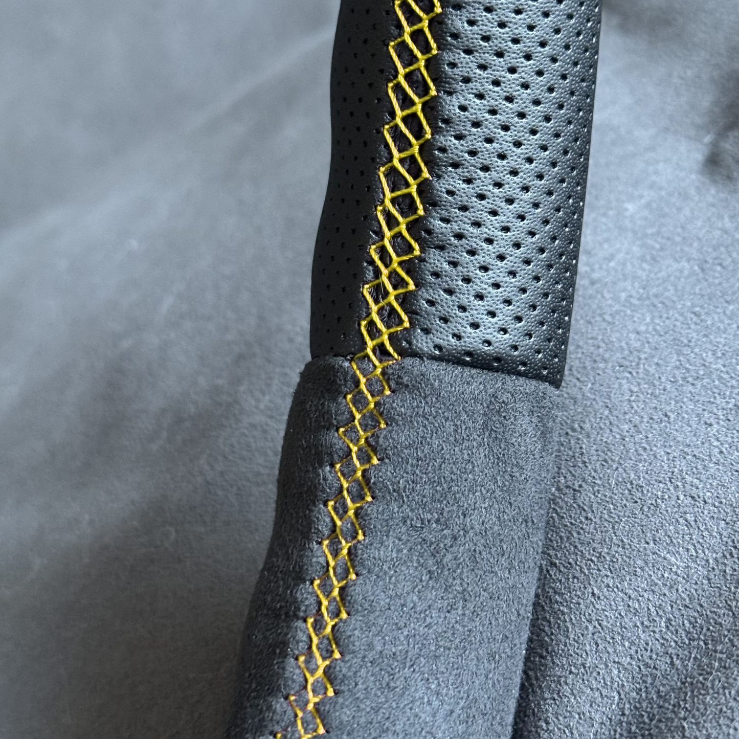 Volant cuir & alcantara Megane 2 RS - centreur & surpiqûres jaunes STL Performance