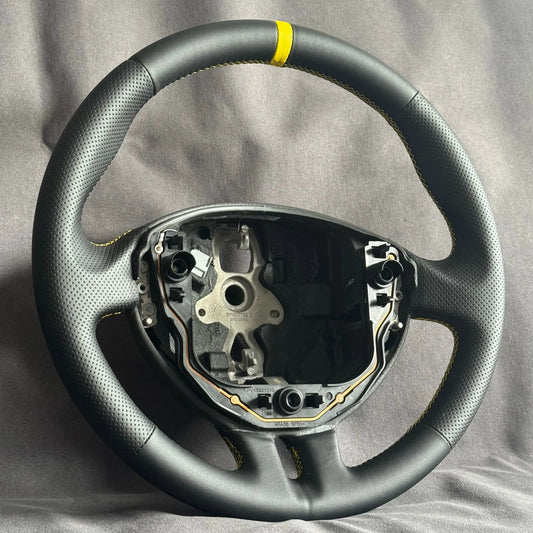 Volant Renault Clio 3 RS cuir et cuir perforé - surpiqûres jaunes et centreur jaune STL Performance