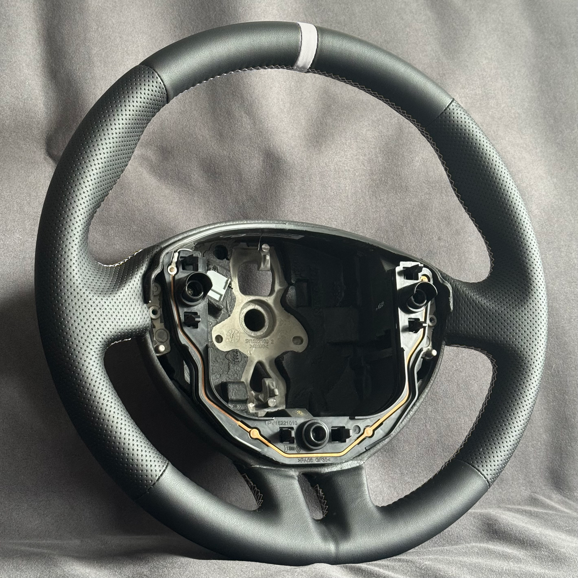 Volant cuir Clio 3 RS - centreur et surpiqûres blanches STL Performance