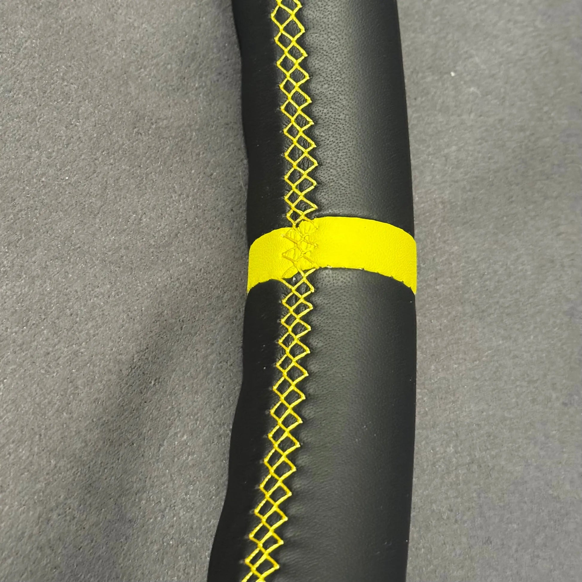 Volant Renault Clio 3 RS cuir et cuir perforé - surpiqûres jaunes et centreur jaune STL Performance