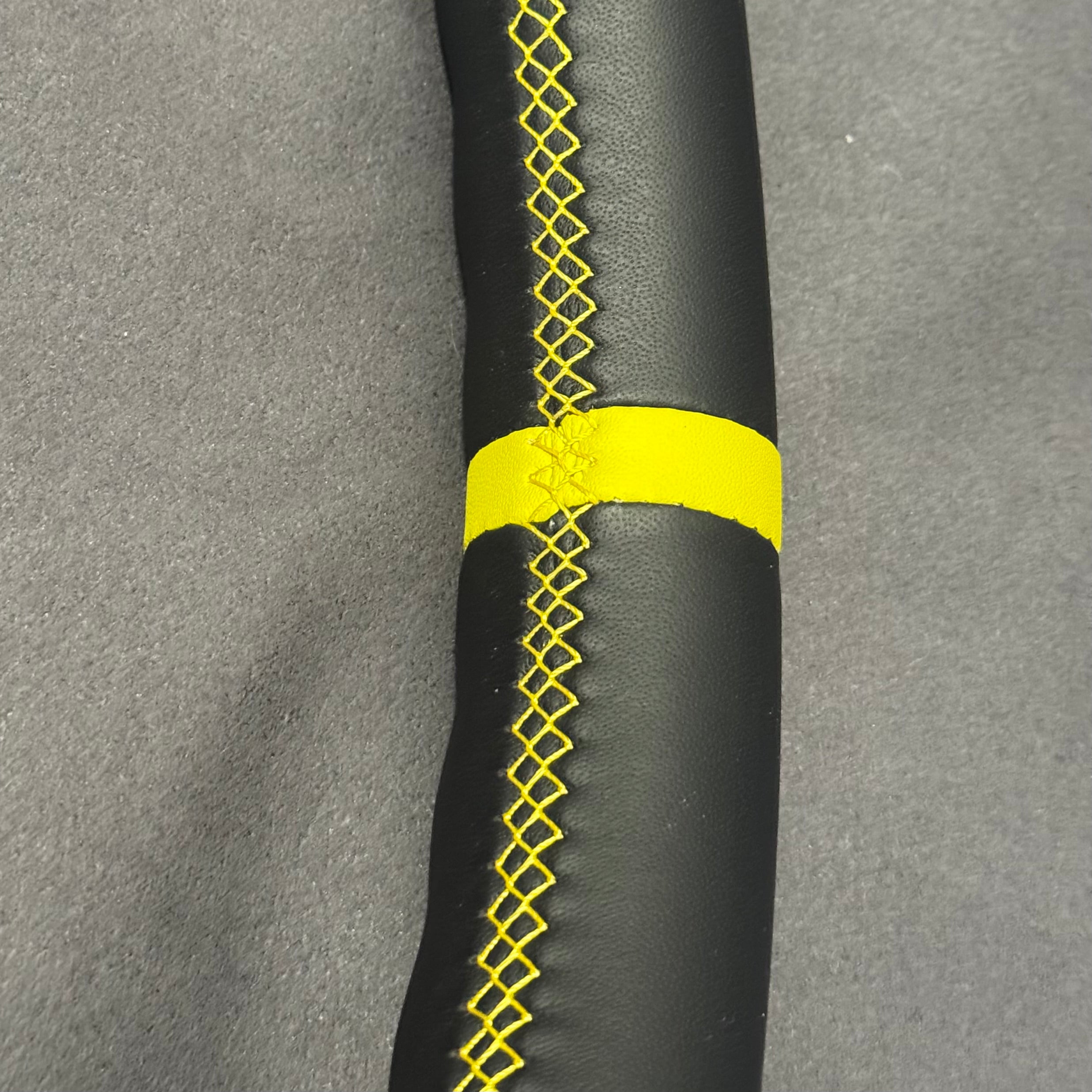 Volant Renault Clio 3 RS cuir et cuir perforé - surpiqûres jaunes et centreur jaune
