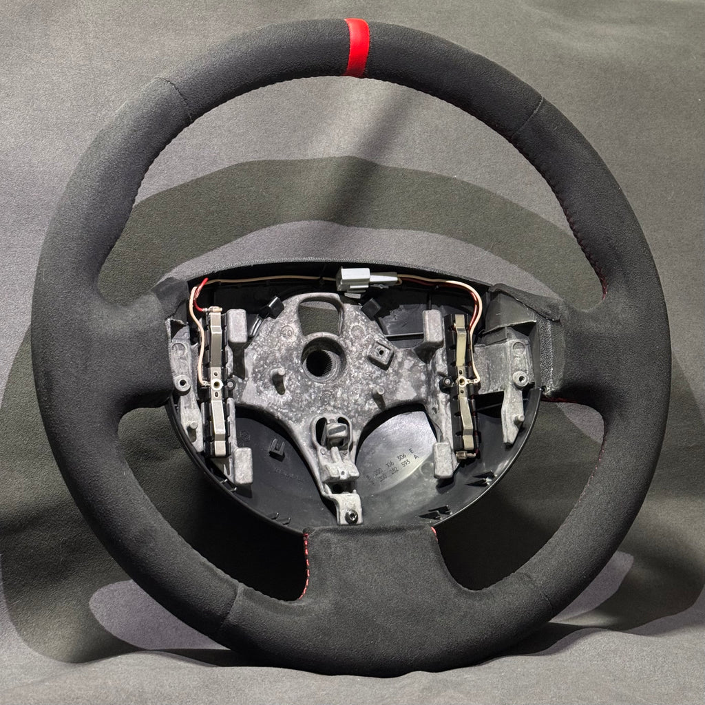 Volant Renault Megane 2 RS alcantara - surpiqûres rouges et centreur rouge