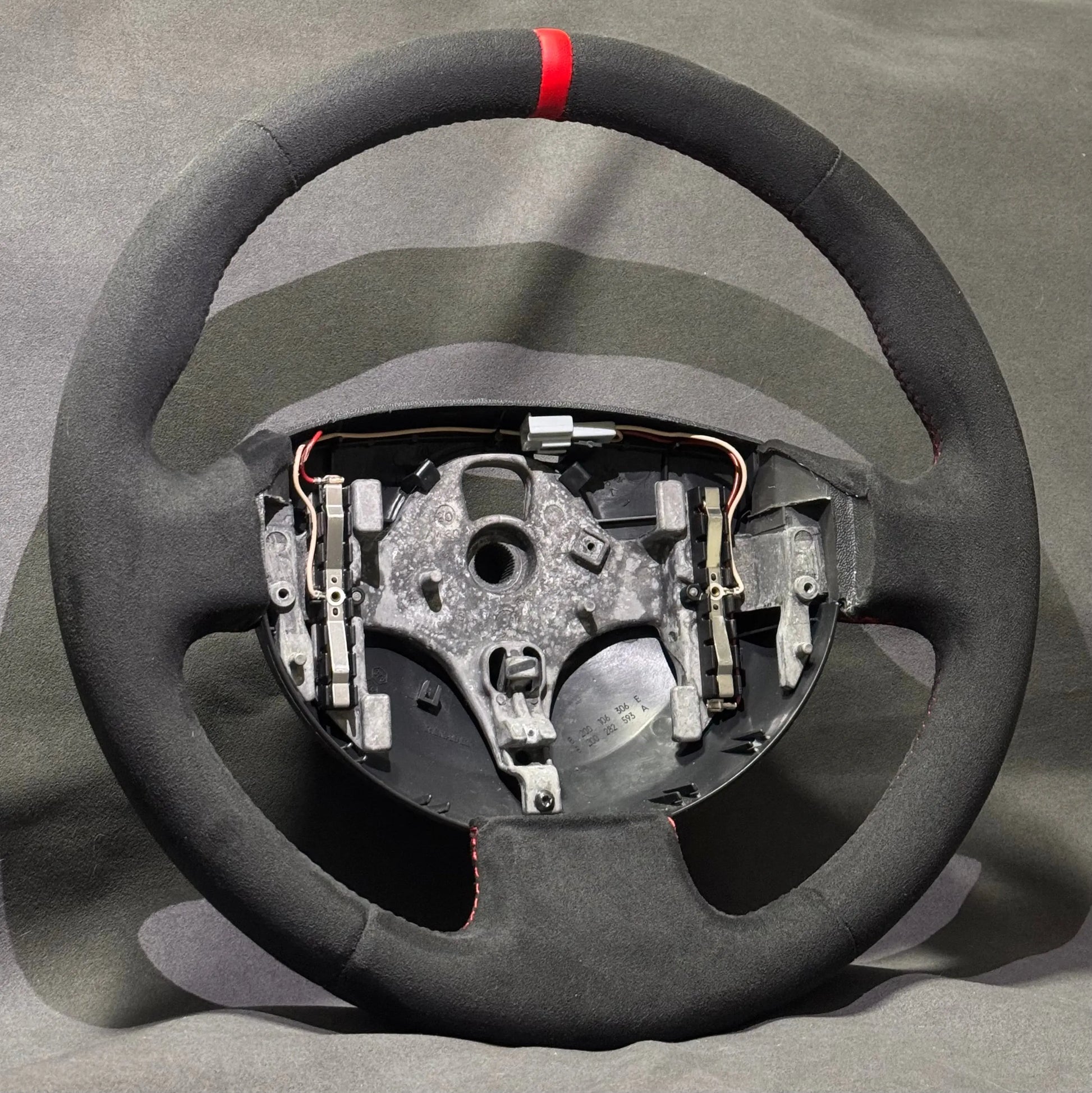 Volant Renault Megane 2 RS alcantara - surpiqûres rouges et centreur rouge STL Performance