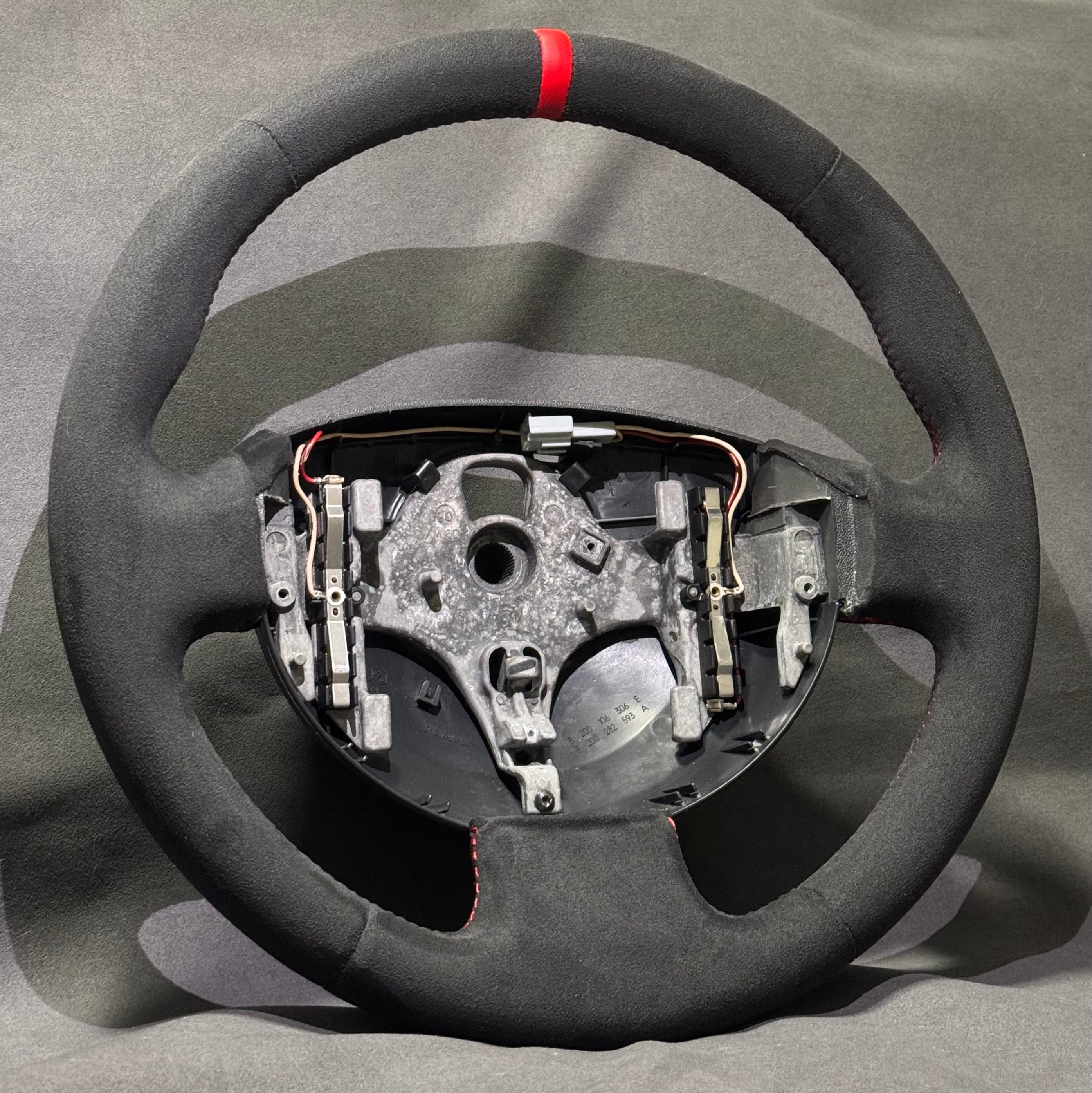 Volant Renault Megane 2 RS alcantara - surpiqûres rouges et centreur rouge