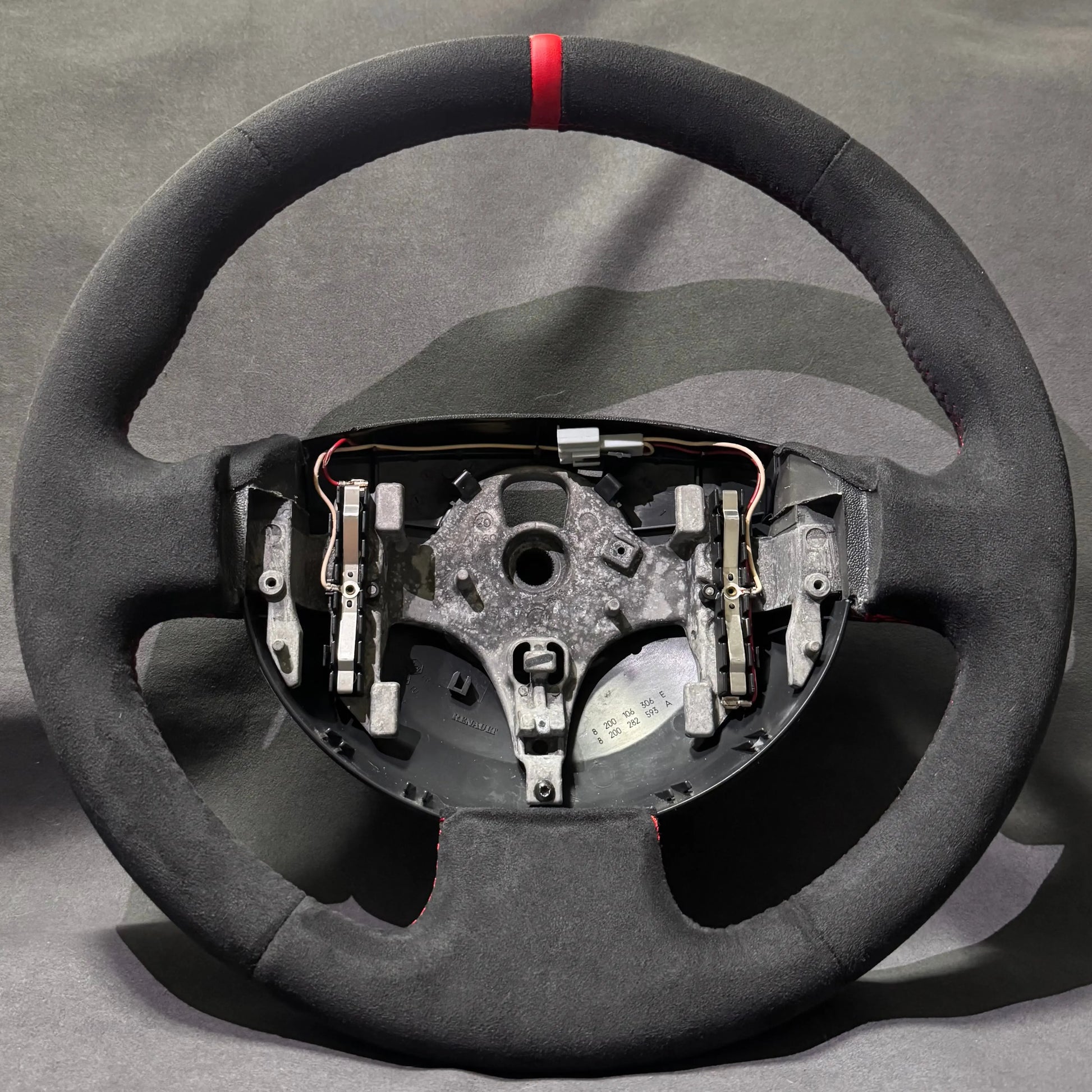 Volant Renault Megane 2 RS alcantara - surpiqûres rouges et centreur rouge STL Performance