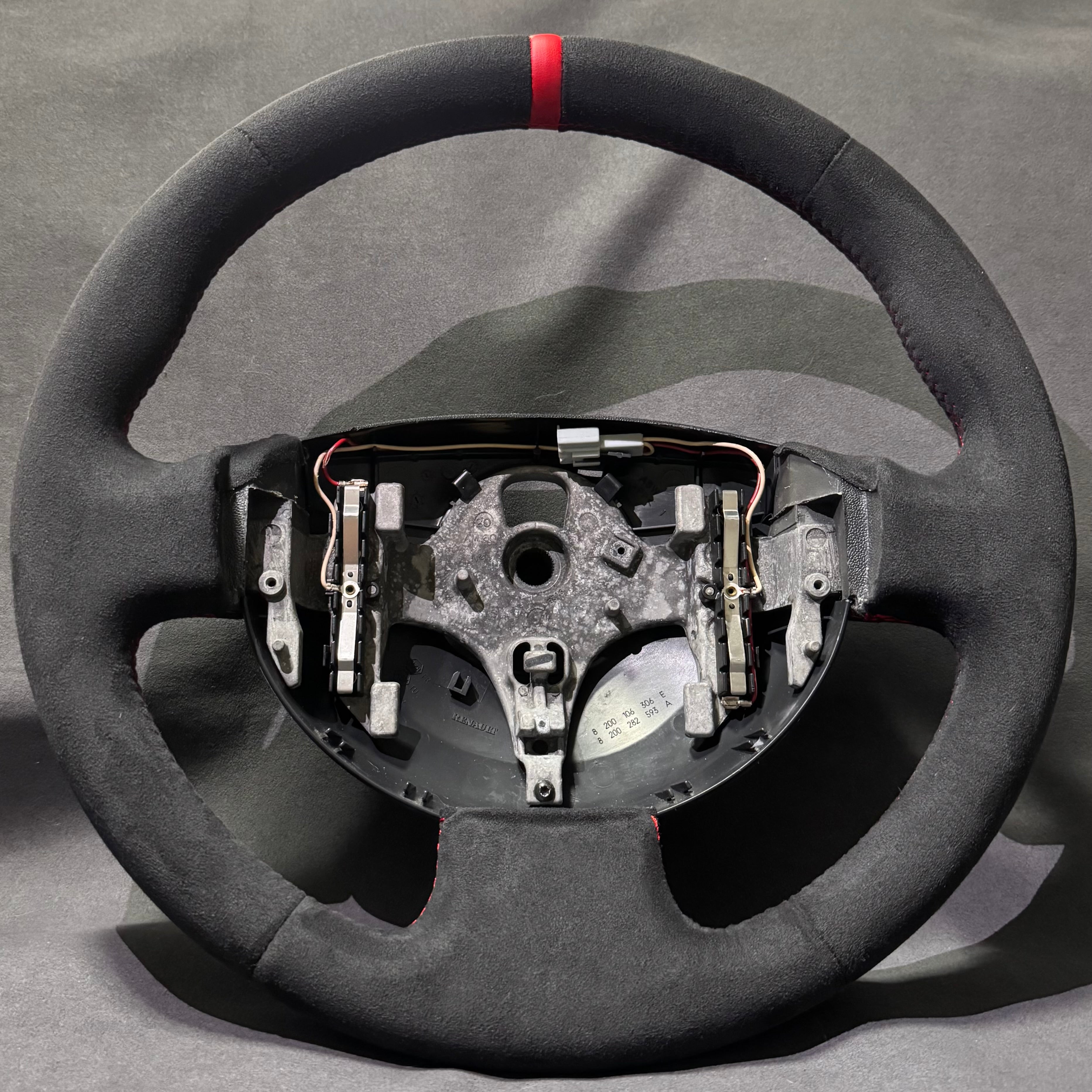 Volant Renault Megane 2 RS alcantara - surpiqûres rouges et centreur rouge