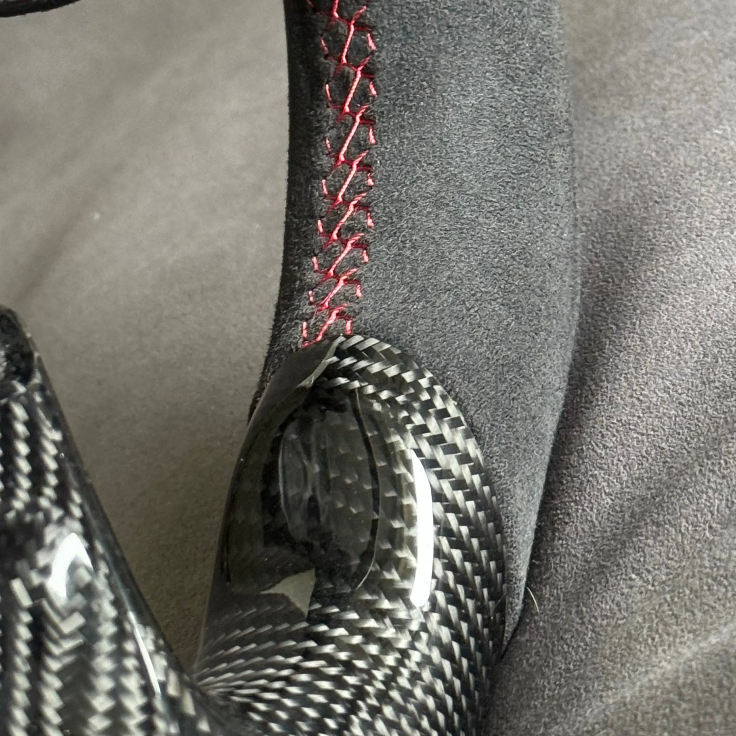 Volant Renault Megane 4 RS carbone et alcantara - surpiqûres rouges et centreur rouge STL Performance