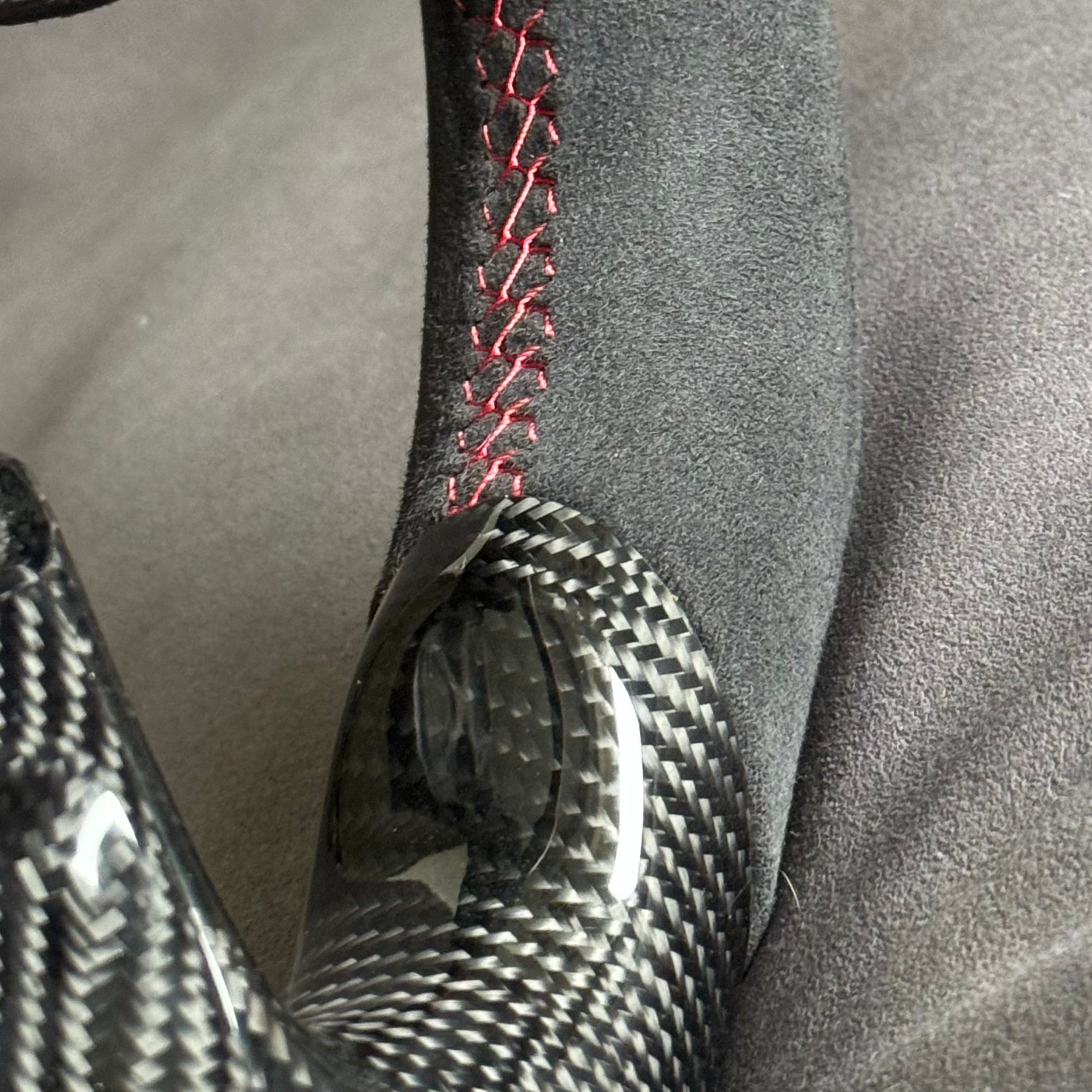 Volant Renault Megane 4 RS carbone et alcantara - surpiqûres rouges et centreur rouge