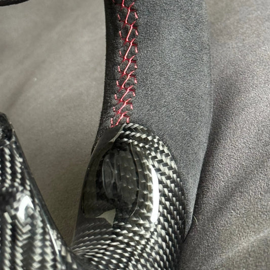 Volant Renault Megane 4 RS carbone et alcantara - surpiqûres rouges et centreur rouge STL Performance