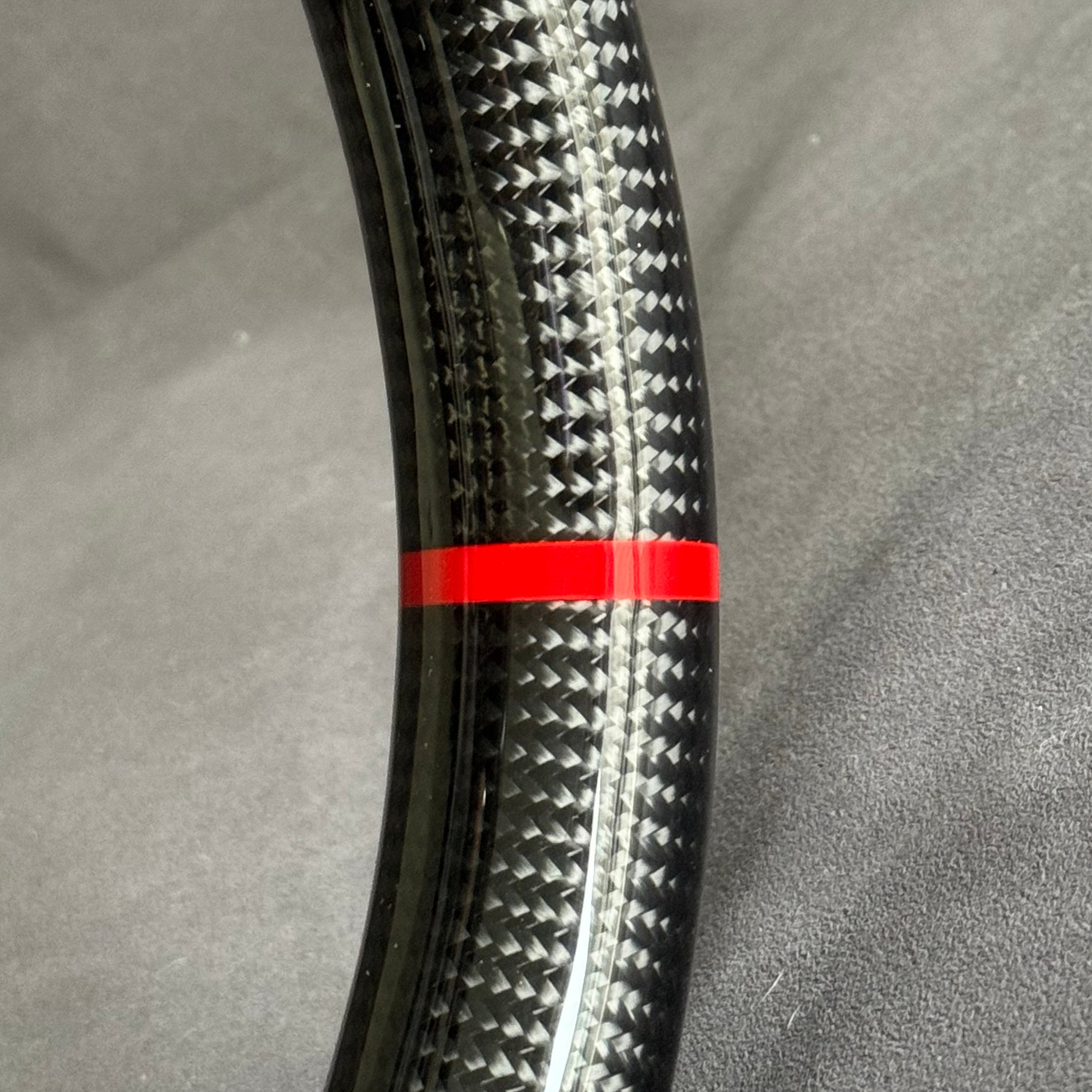 Volant Renault Megane 4 RS carbone et alcantara - surpiqûres rouges et centreur rouge