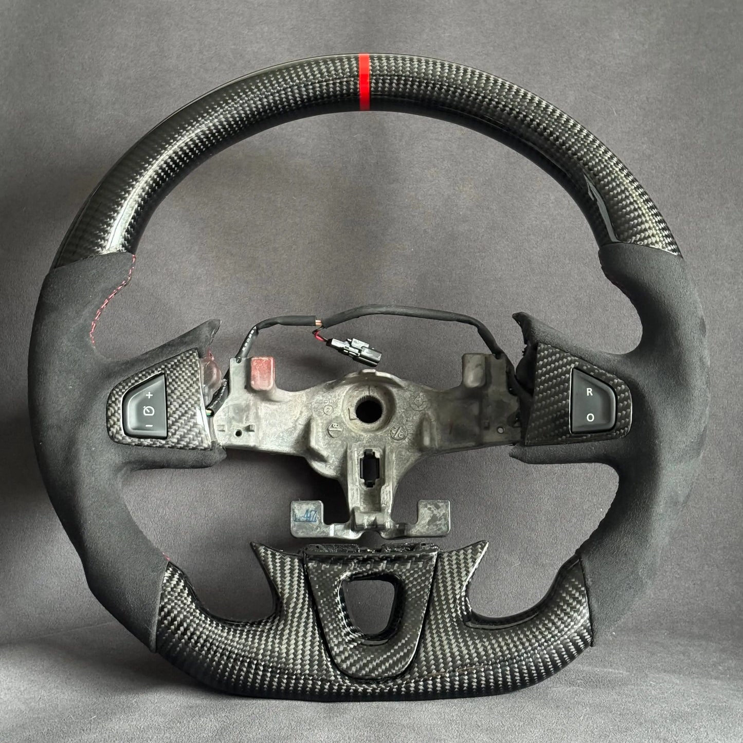 Volant Renault Megane 3 RS carbone et alcantara - surpiqûres rouges et centreur rouge STL Performance