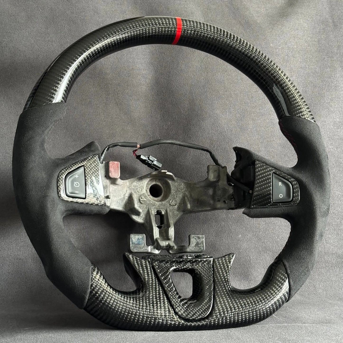 Volant Renault Megane 3 RS carbone et alcantara - surpiqûres rouges et centreur rouge STL Performance