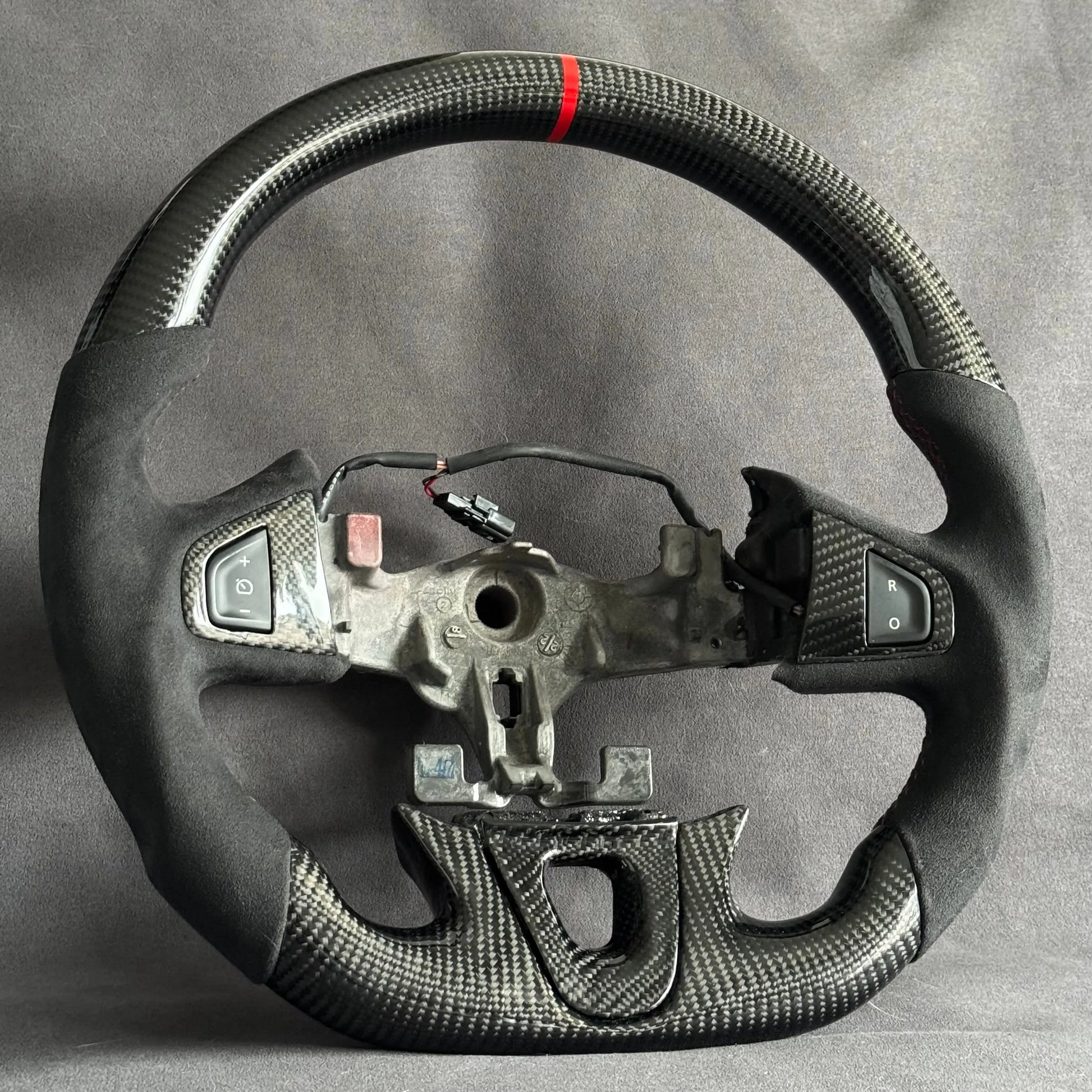 Volant Renault Megane 3 RS carbone et alcantara - surpiqûres rouges et centreur rouge STL Performance