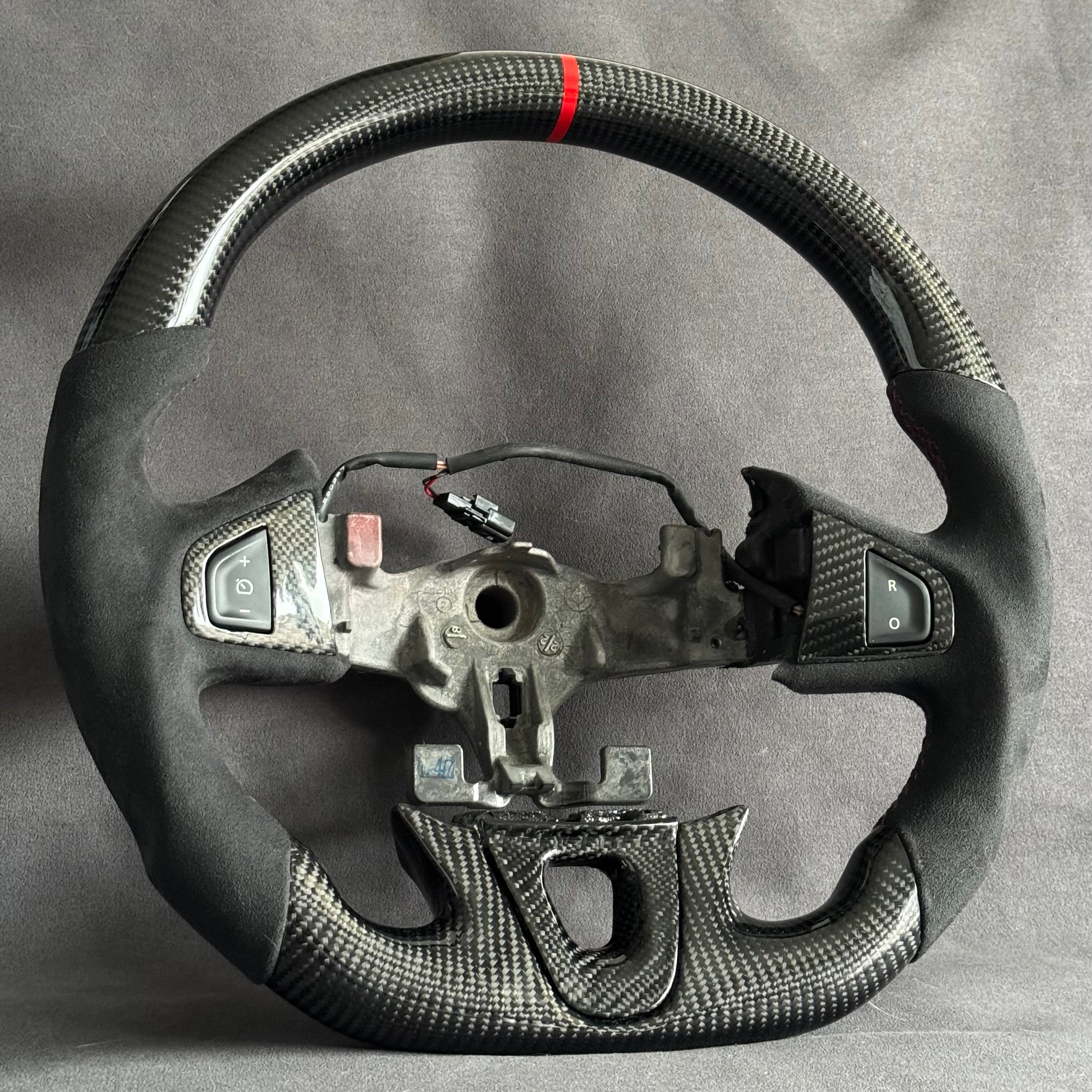 Volant Renault Megane 3 RS carbone et alcantara - surpiqûres rouges et centreur rouge