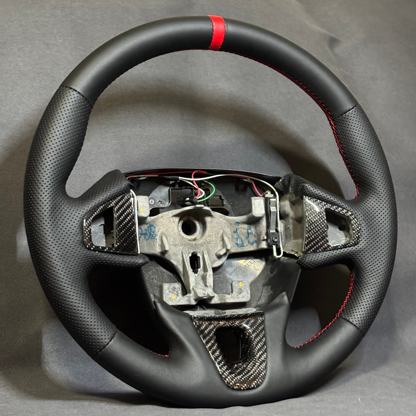 Volant Renault Megane 3 RS cuir - surpiqûres et repère rouges + Pack inserts carbone STL Performance