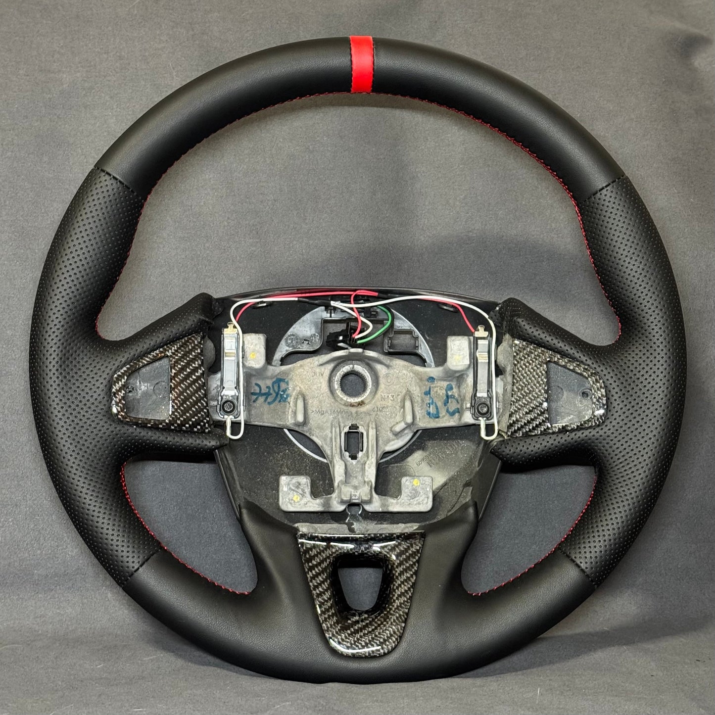 Volant Renault Megane 3 RS cuir - surpiqûres et repère rouges + Pack inserts carbone STL Performance