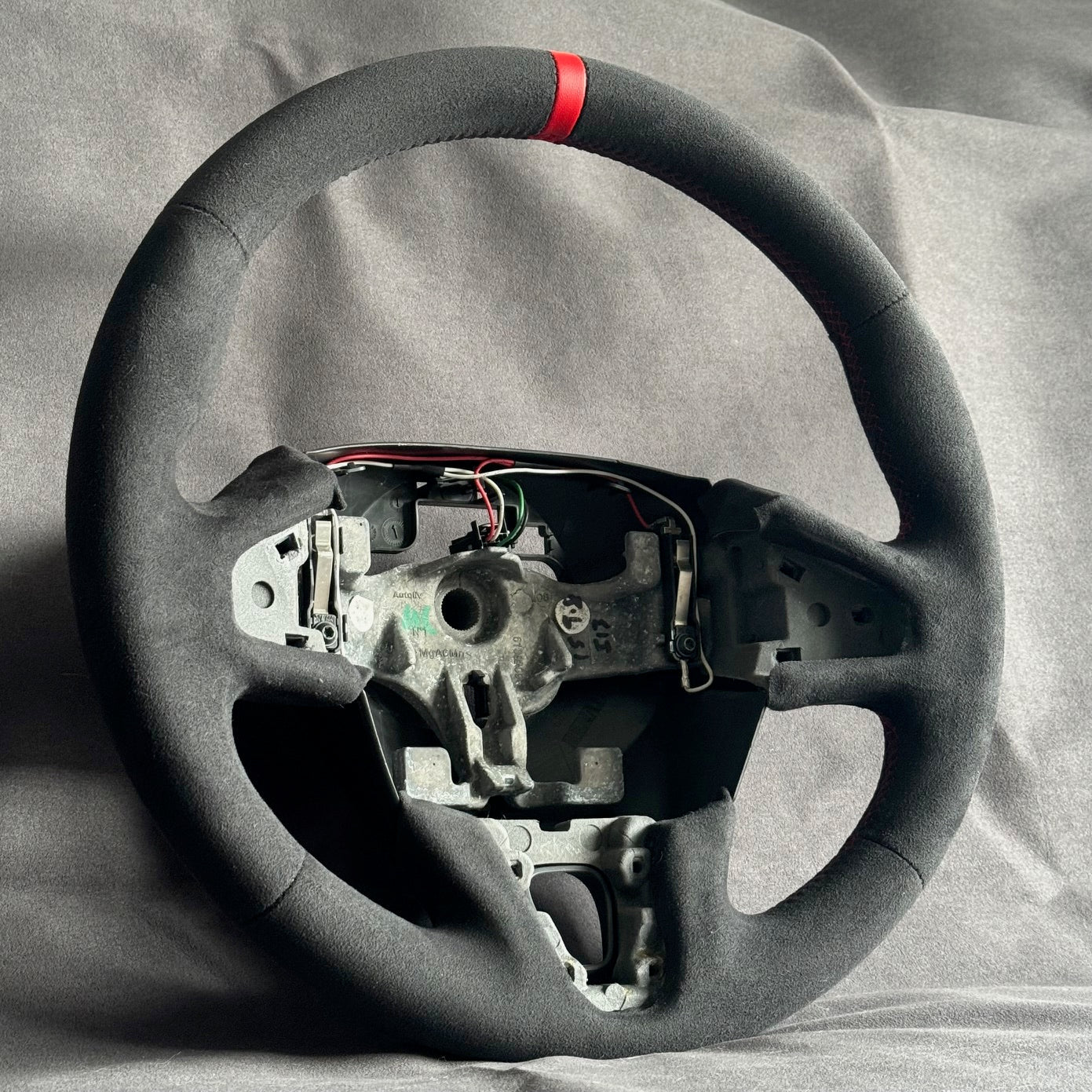 Volant alcantara Megane 3 RS - centreur & surpiqûres rouges STL Performance