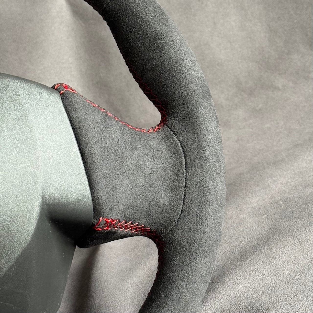 Volant alcantara Megane 3 RS - centreur & surpiqûres rouges STL Performance