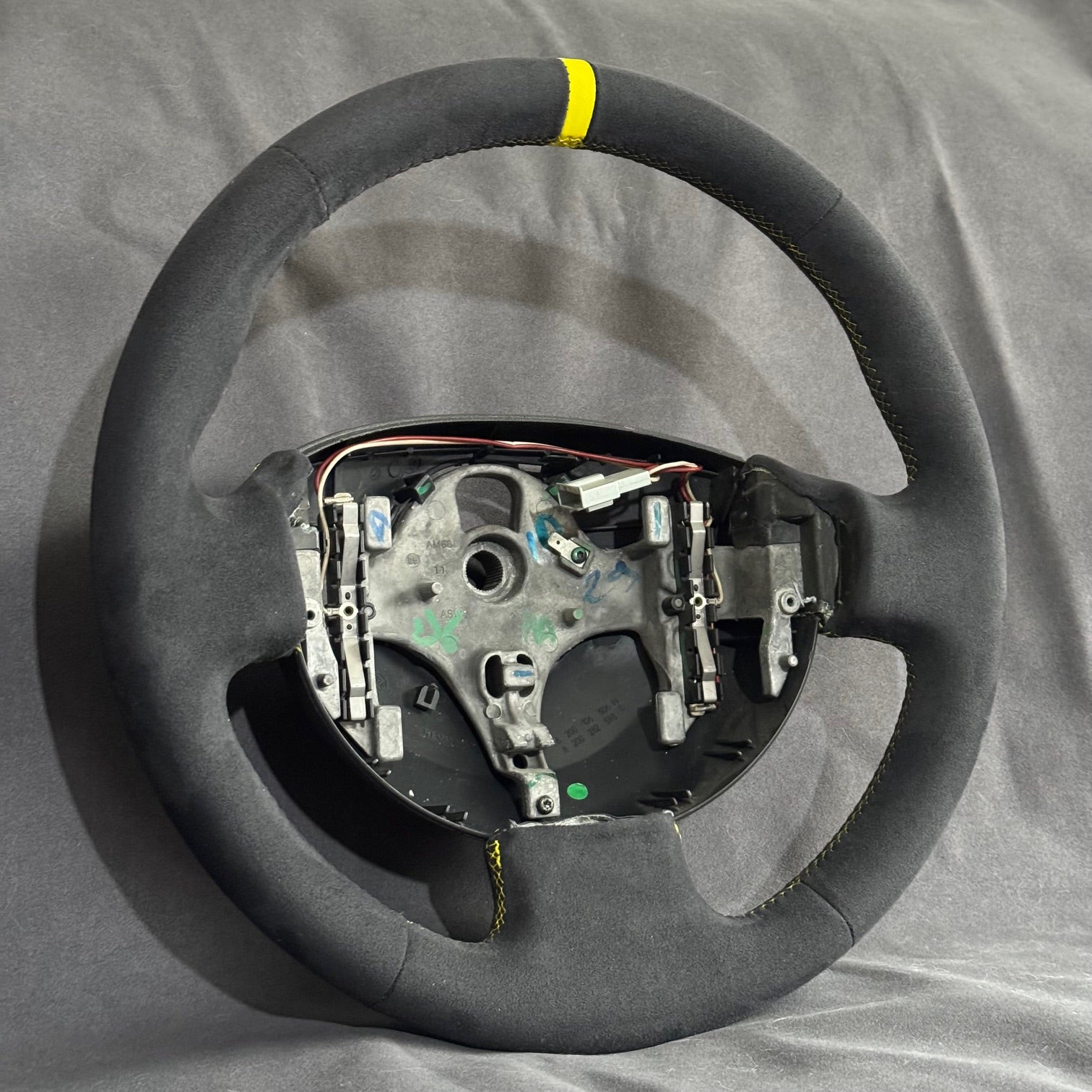 Volant alcantara Megane 2 RS - centreur & surpiqûres jaunes STL Performance