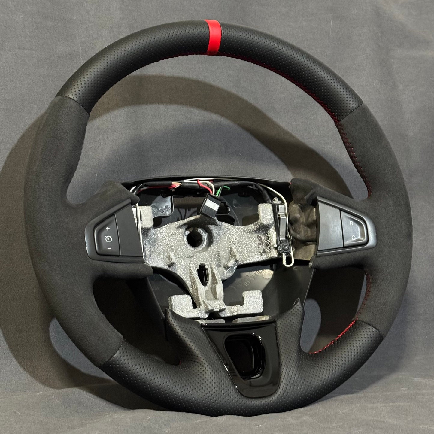 Volant cuir & alcantara Megane 3 RS - centreur & surpiqûres rouges STL Performance