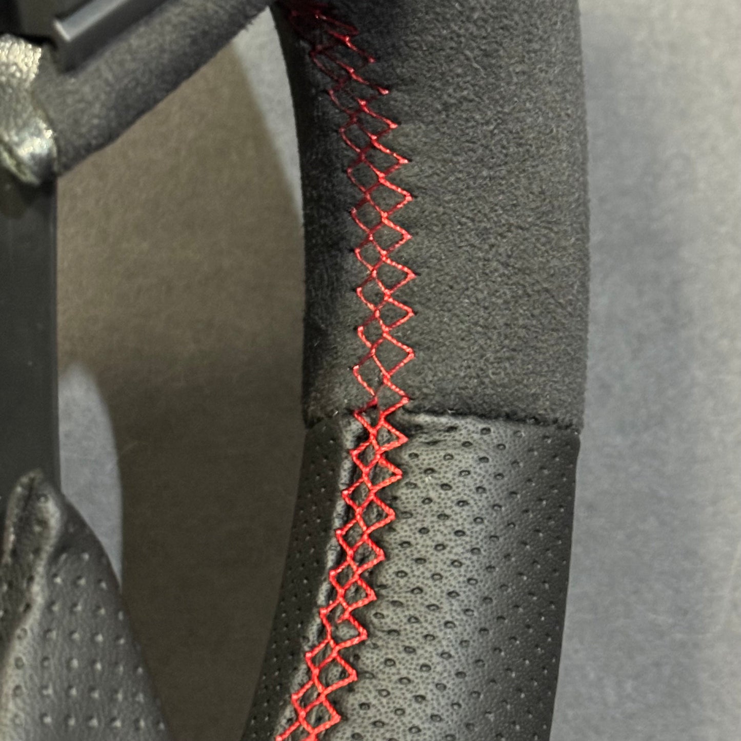 Volant cuir & alcantara Megane 3 RS - centreur & surpiqûres rouges STL Performance