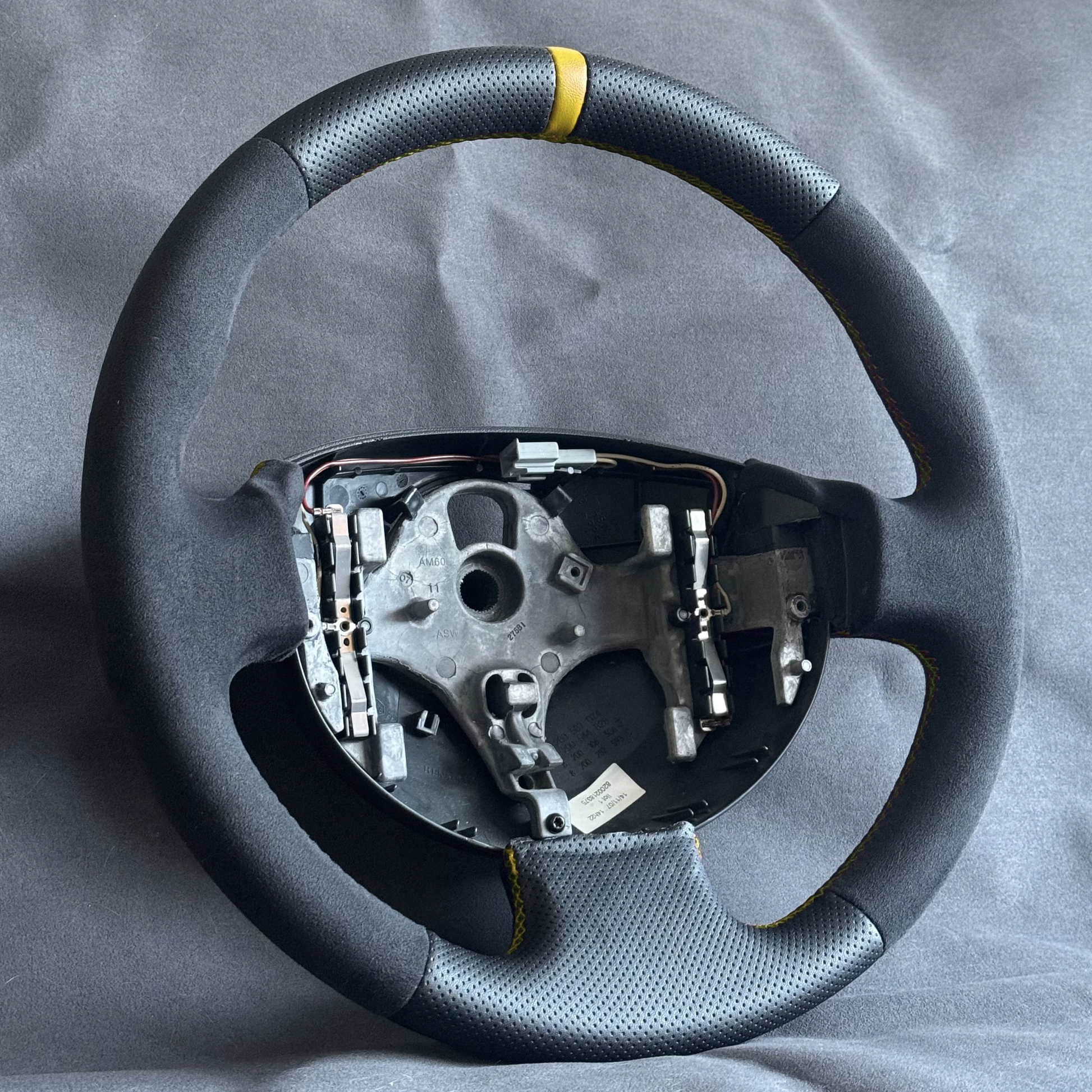 Volant cuir & alcantara Megane 2 RS - centreur & surpiqûres jaunes STL Performance