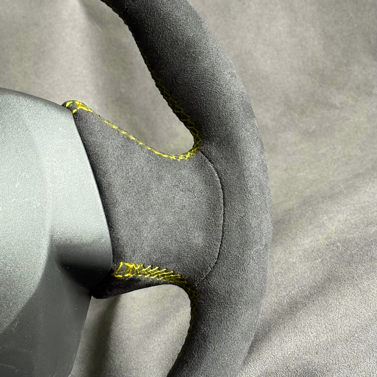 Volant alcantara Megane 3 RS - centreur & surpiqûres jaunes STL Performance