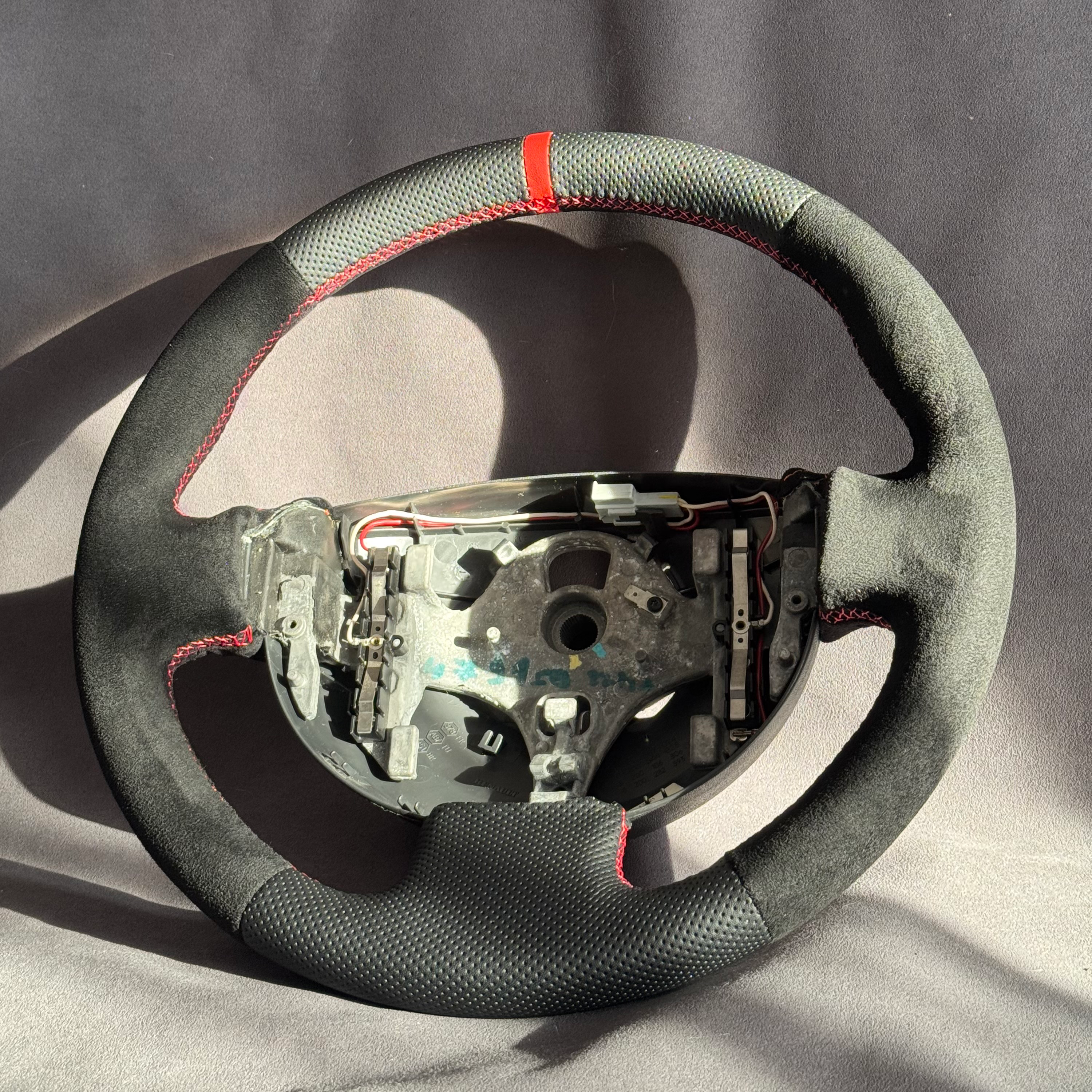 Volant Renault Megane 2 RS alcantara et cuir perforé - surpiqûres rouges et centreur rouge