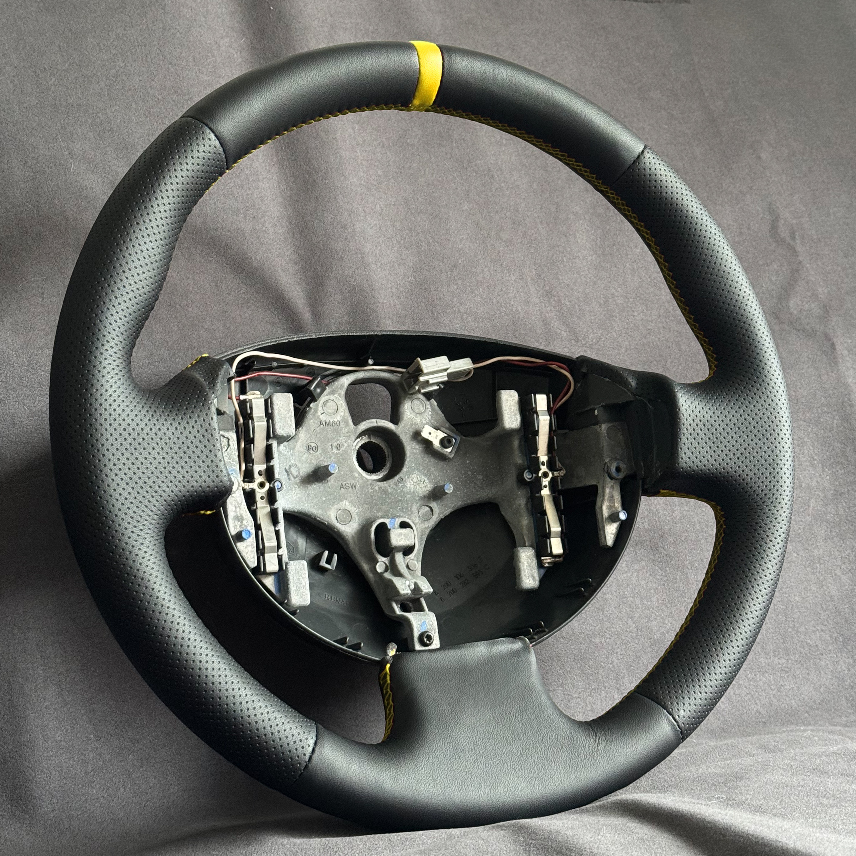 Volant Renault Megane 2 RS cuir et cuir perforé - surpiqûres jaunes et centreur jaune