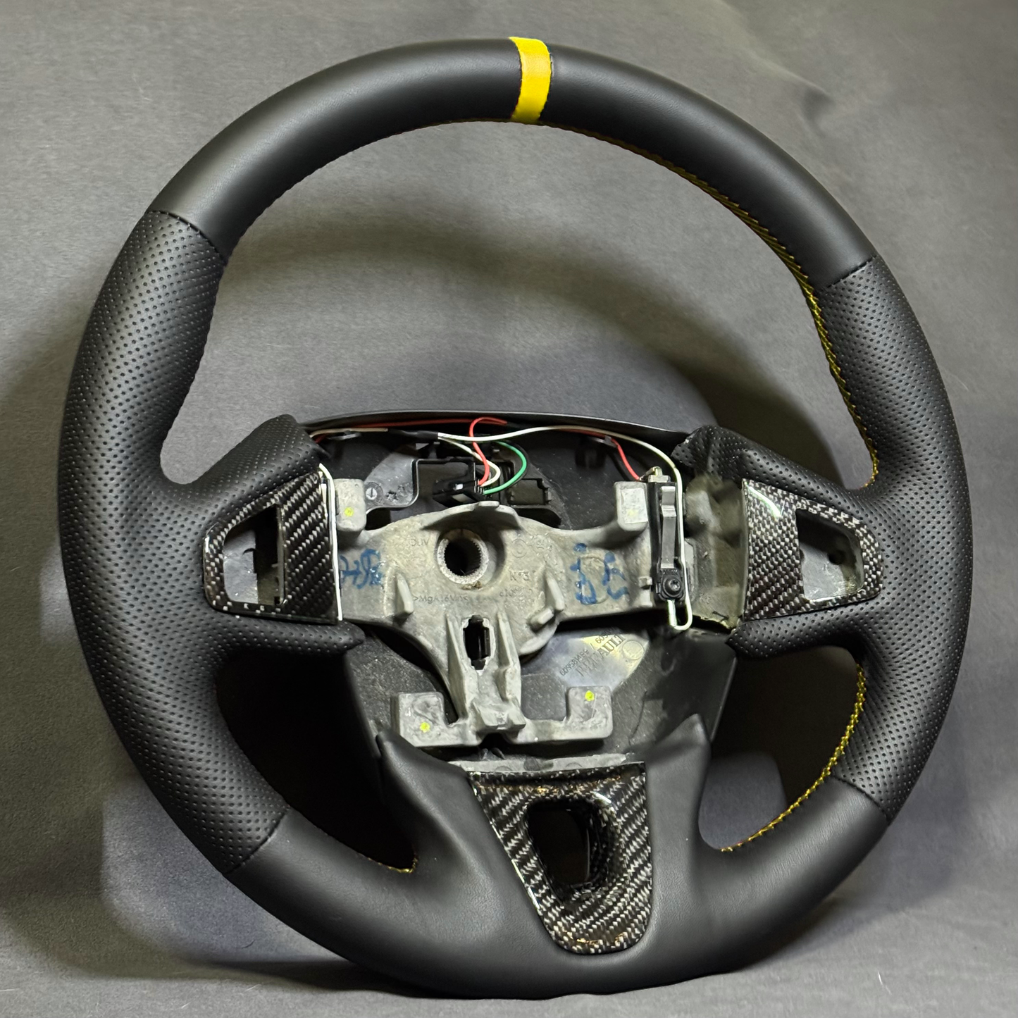 2 Volants Megane 3 RS cuir rouge et jaune avec 2 packs inserts volant carbone STL Performance