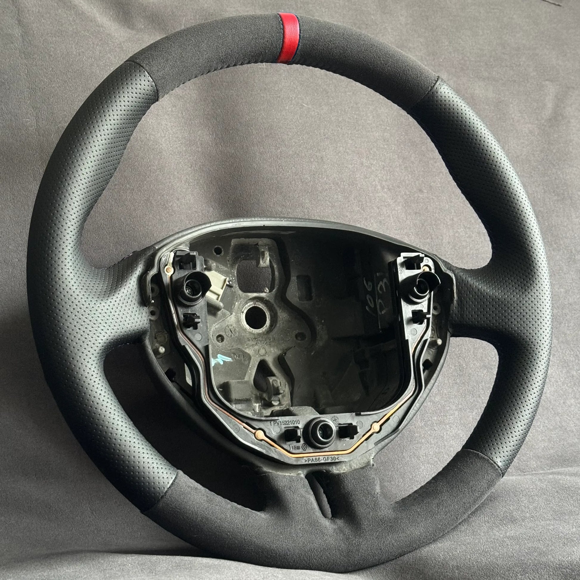 Volant Renault Clio 3 RS alcantara et cuir perforé - surpiqûres rouges et centreur rouge STL Performance