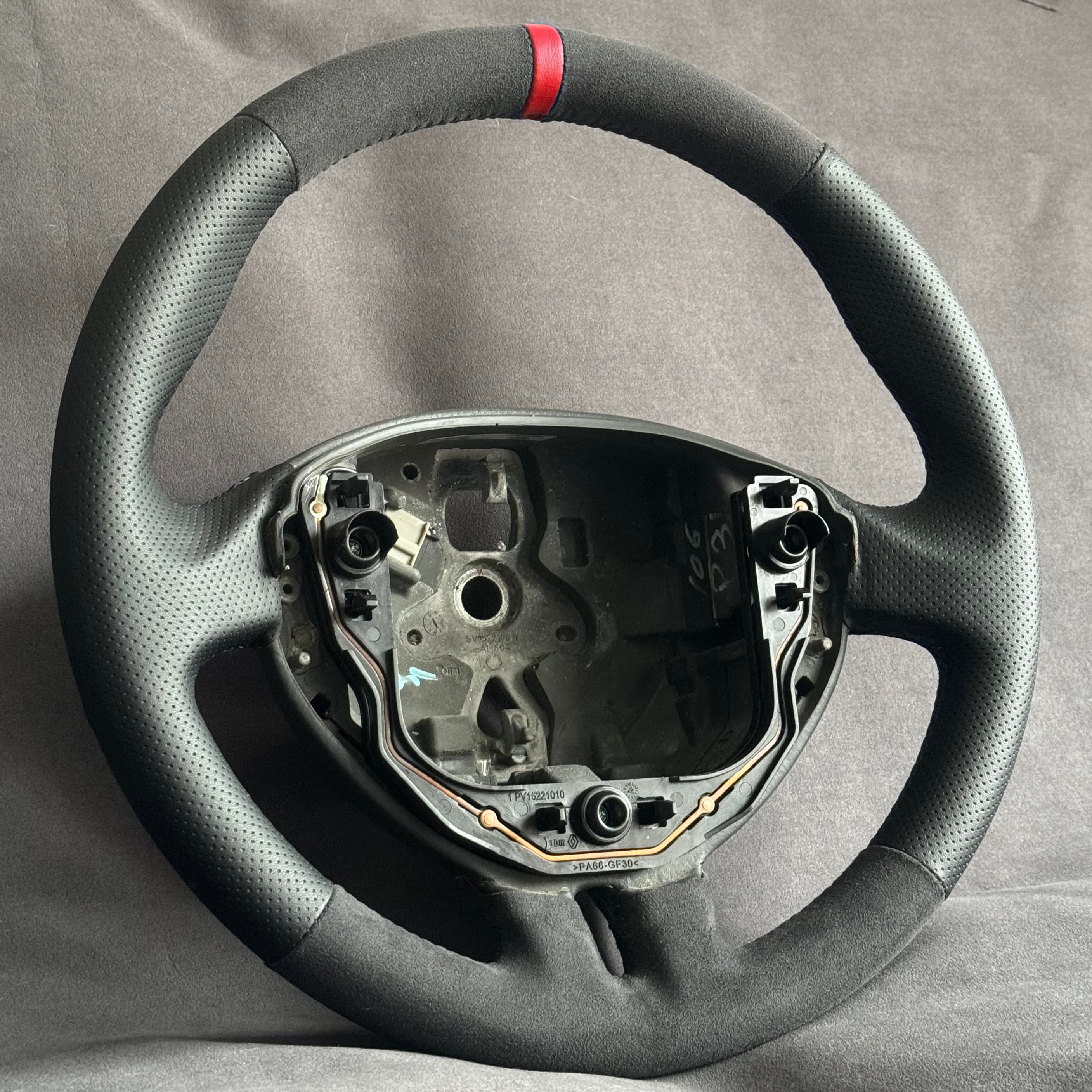 Volant Renault Clio 3 RS alcantara et cuir perforé - surpiqûres rouges et centreur rouge