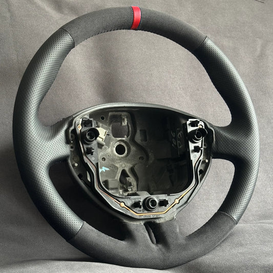 Volant Renault Clio 3 RS alcantara et cuir perforé - surpiqûres rouges et centreur rouge STL Performance