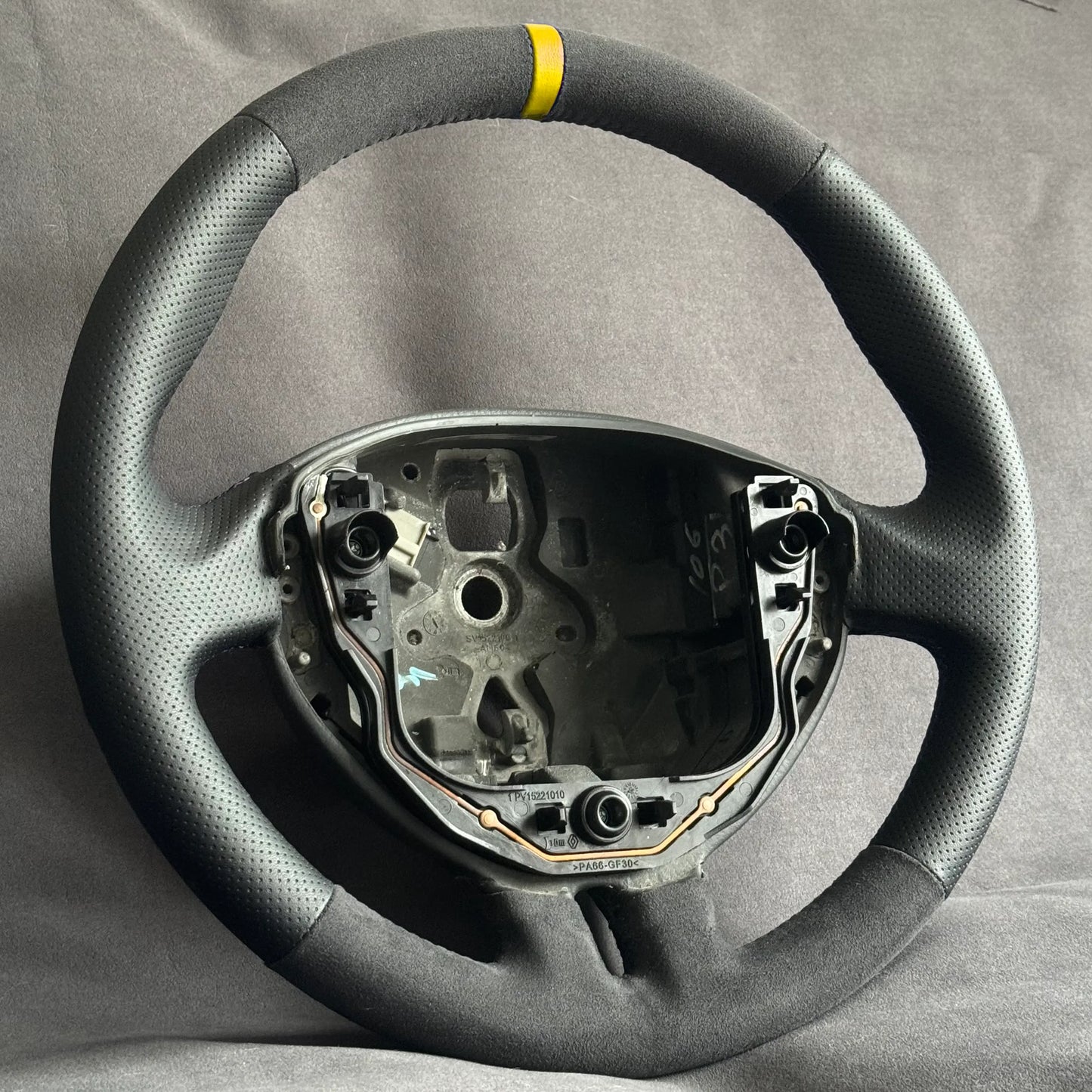 Volant Renault Clio 3 RS alcantara et cuir perforé - surpiqûres jaunes et centreur jaune STL Performance