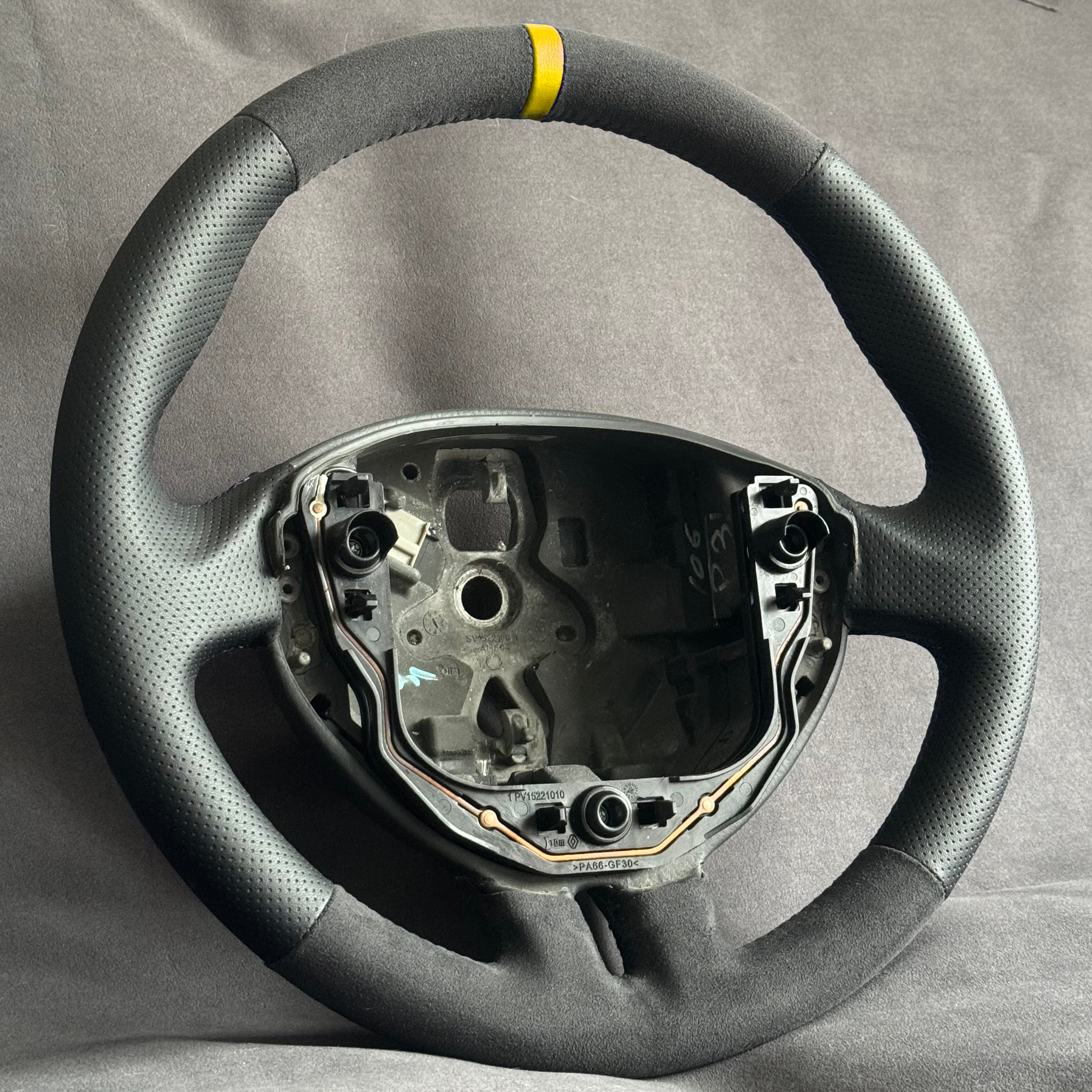 Volant Renault Clio 3 RS alcantara et cuir perforé - surpiqûres jaunes et centreur jaune