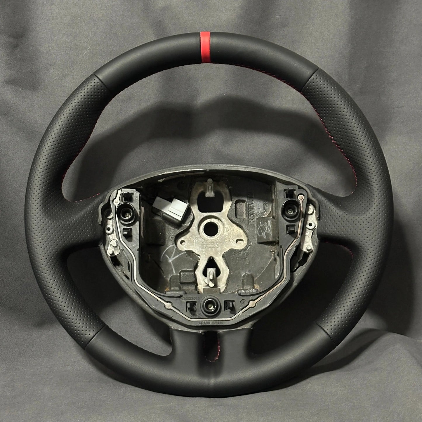 Volant Renault Clio 3 RS cuir et cuir perforé - surpiqûres rouges et centreur rouge STL Performance