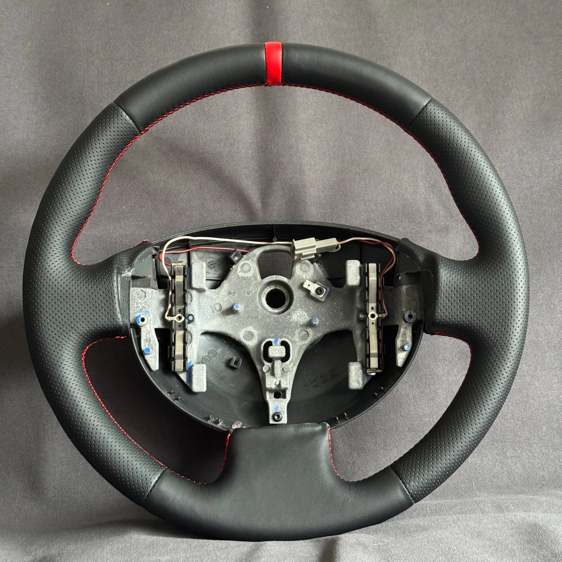 Volant Renault Megane 2 RS cuir et cuir perforé - surpiqûres rouges et centreur rouge STL Performance