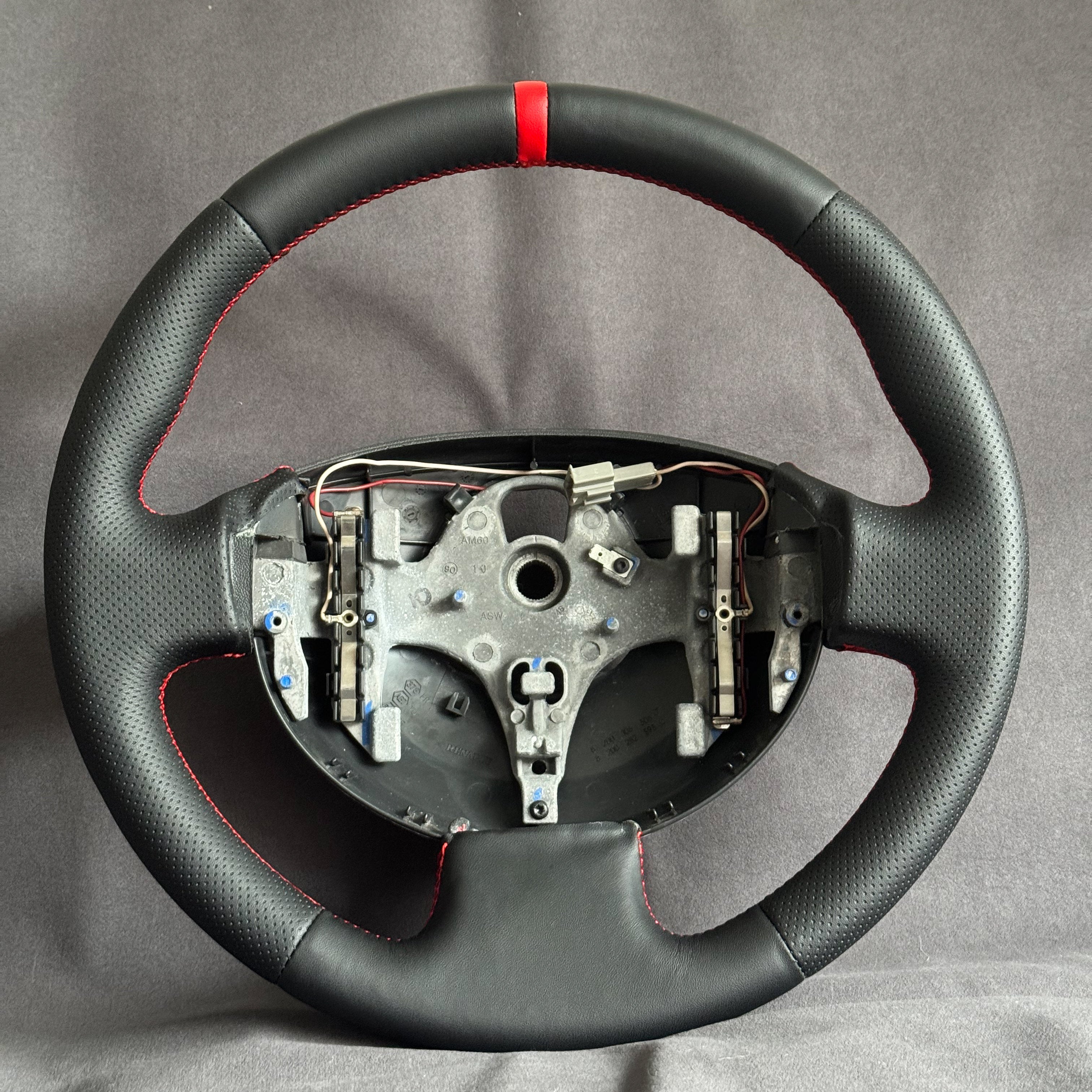 Volant Renault Megane 2 RS cuir et cuir perforé - surpiqûres rouges et centreur rouge