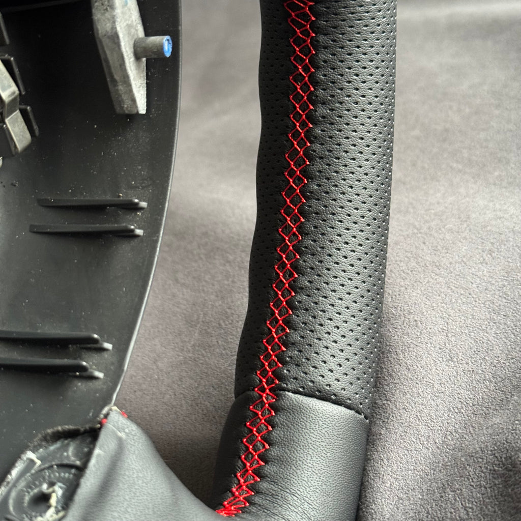 Volant Renault Clio 3 RS cuir et cuir perforé - surpiqûres rouges et centreur rouge
