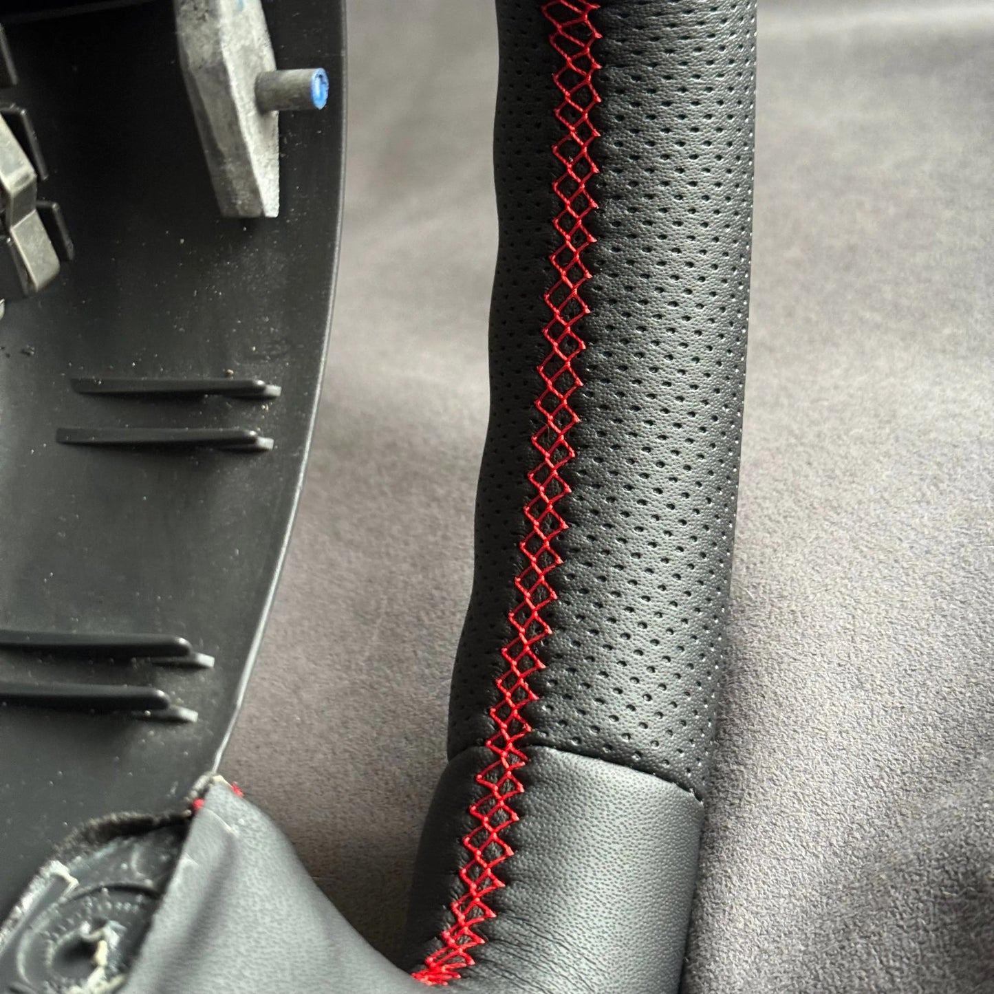 Volant Renault Clio 3 RS cuir et cuir perforé - surpiqûres rouges et centreur rouge STL Performance