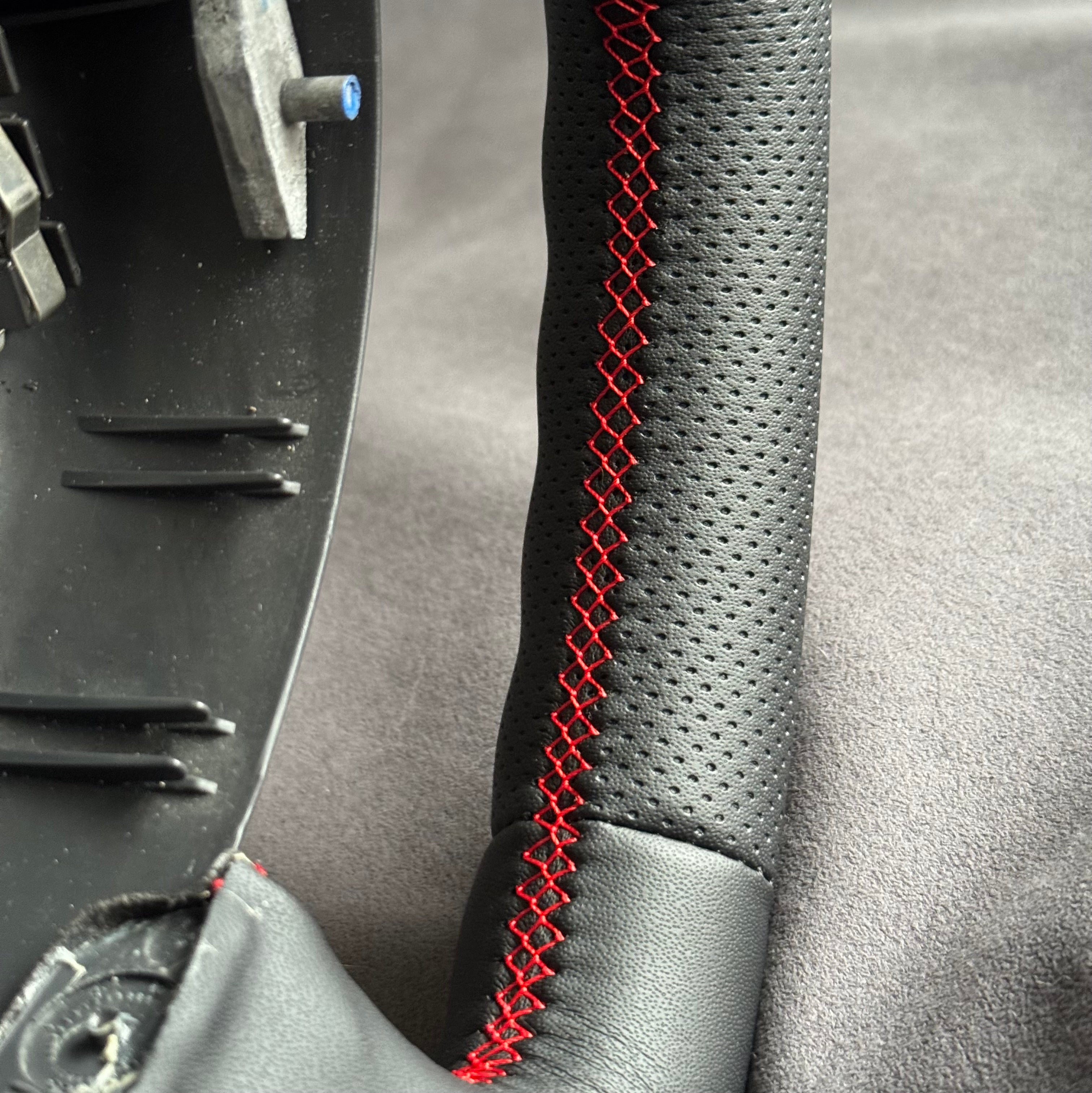 Volant Renault Clio 3 RS cuir et cuir perforé - surpiqûres rouges et centreur rouge