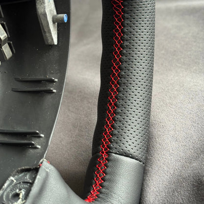 Volant Renault Clio 3 RS cuir et cuir perforé - surpiqûres rouges et centreur rouge STL Performance