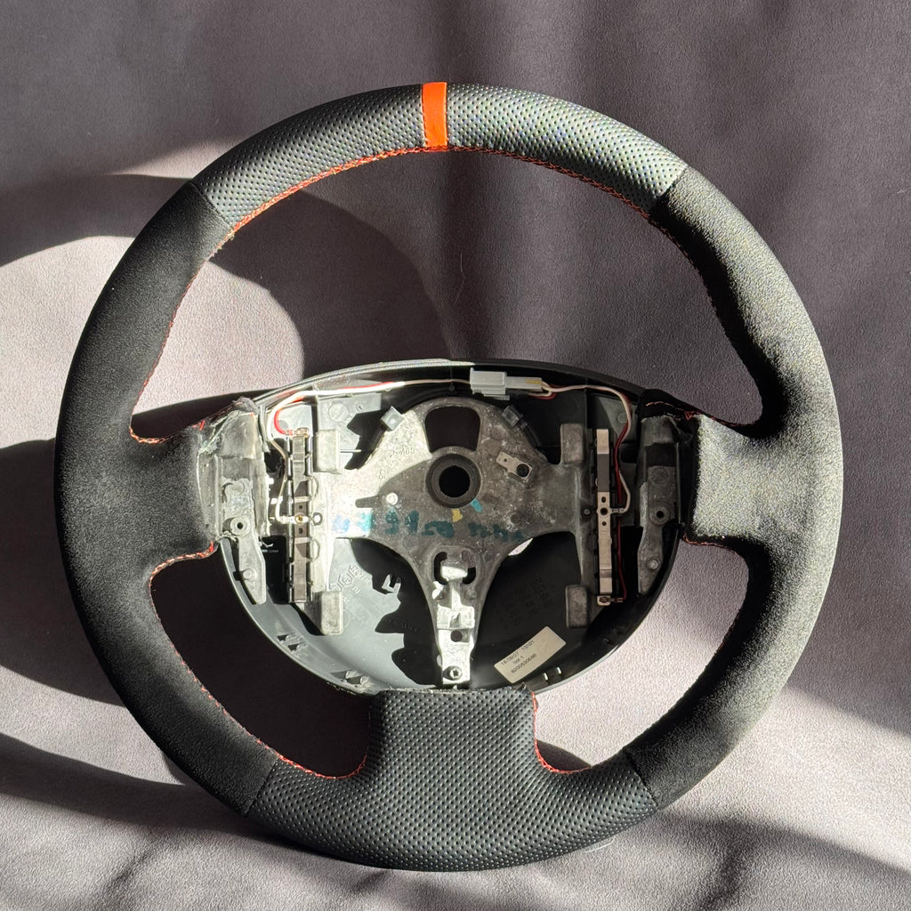 Volant Renault Megane 2 RS alcantara et cuir perforé - surpiqûres orange et centreur orange