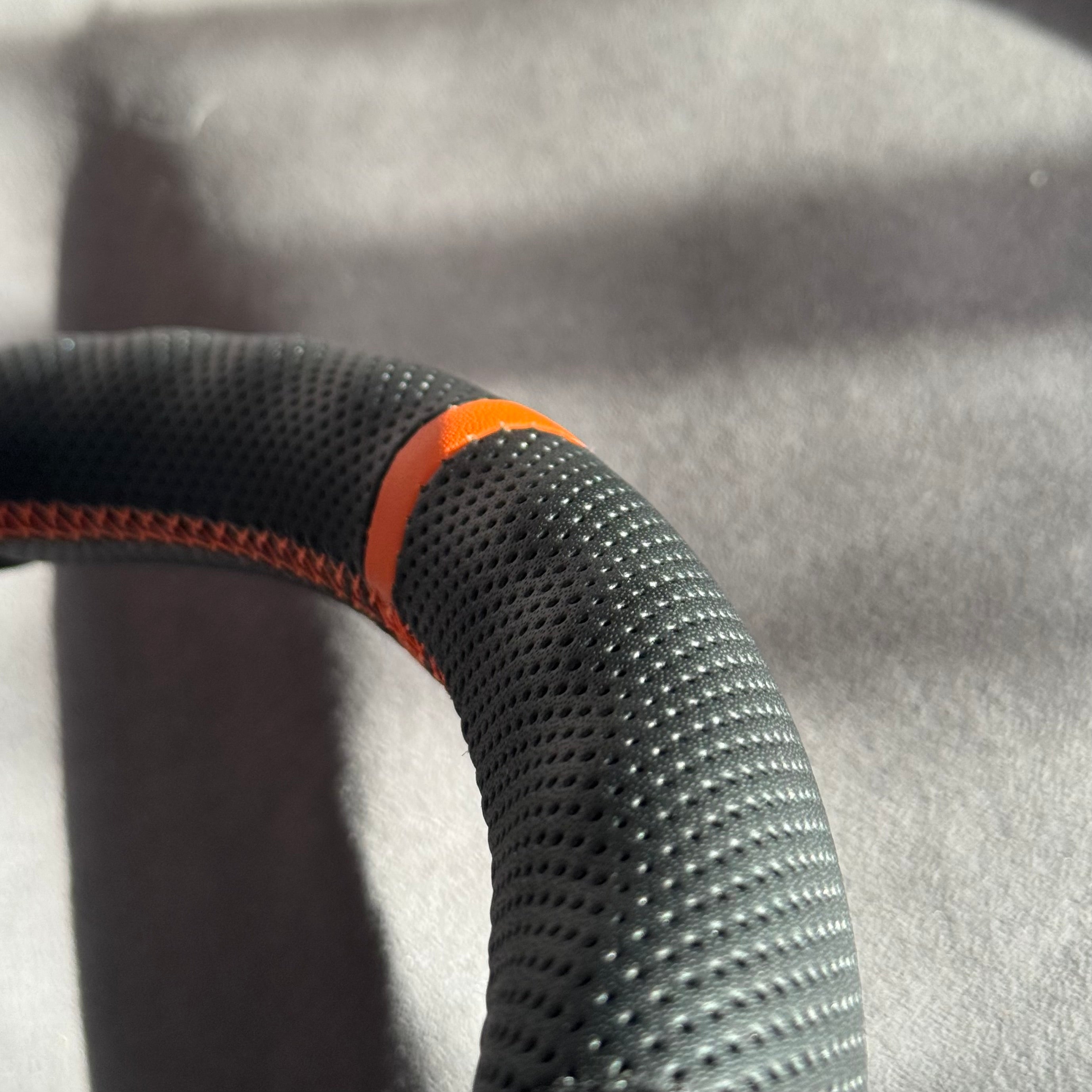 Volant Renault Megane 2 RS alcantara et cuir perforé - surpiqûres orange et centreur orange