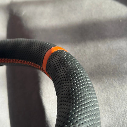 Volant Renault Megane 2 RS alcantara et cuir perforé - surpiqûres orange et centreur orange STL Performance